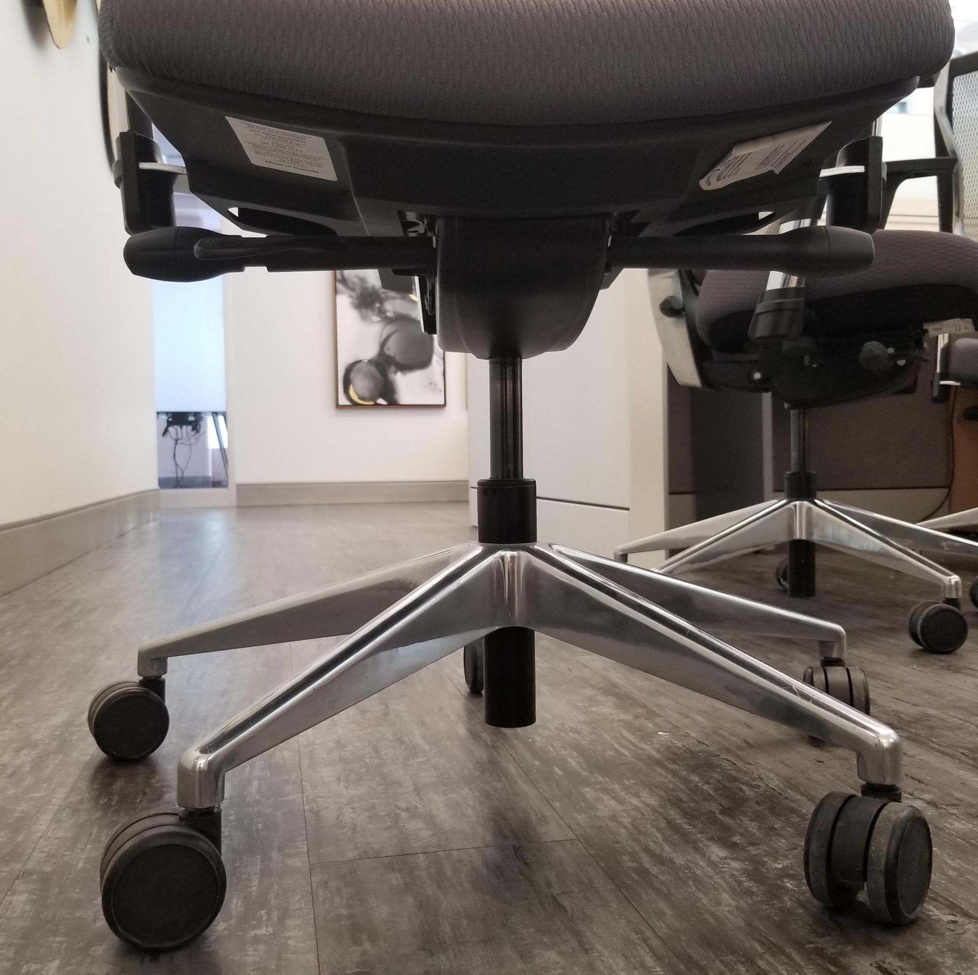 ALLSEATING - EXEC. CHAIR ON CASTERS, GREY W/ MESH BACK, ADJUSTABLE HEIGHT, ADJUSTABLE ARMS - Image 5 of 7
