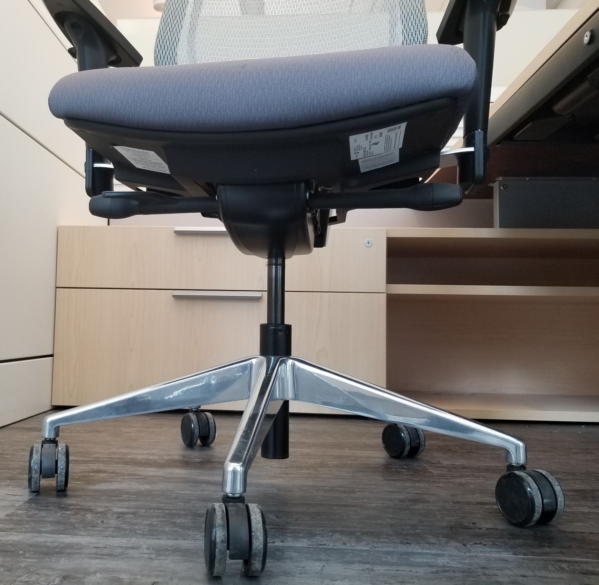 ALLSEATING - EXEC. CHAIR ON CASTERS, GREY W/ MESH BACK, ADJUSTABLE HEIGHT, ADJUSTABLE ARMS - Image 3 of 6