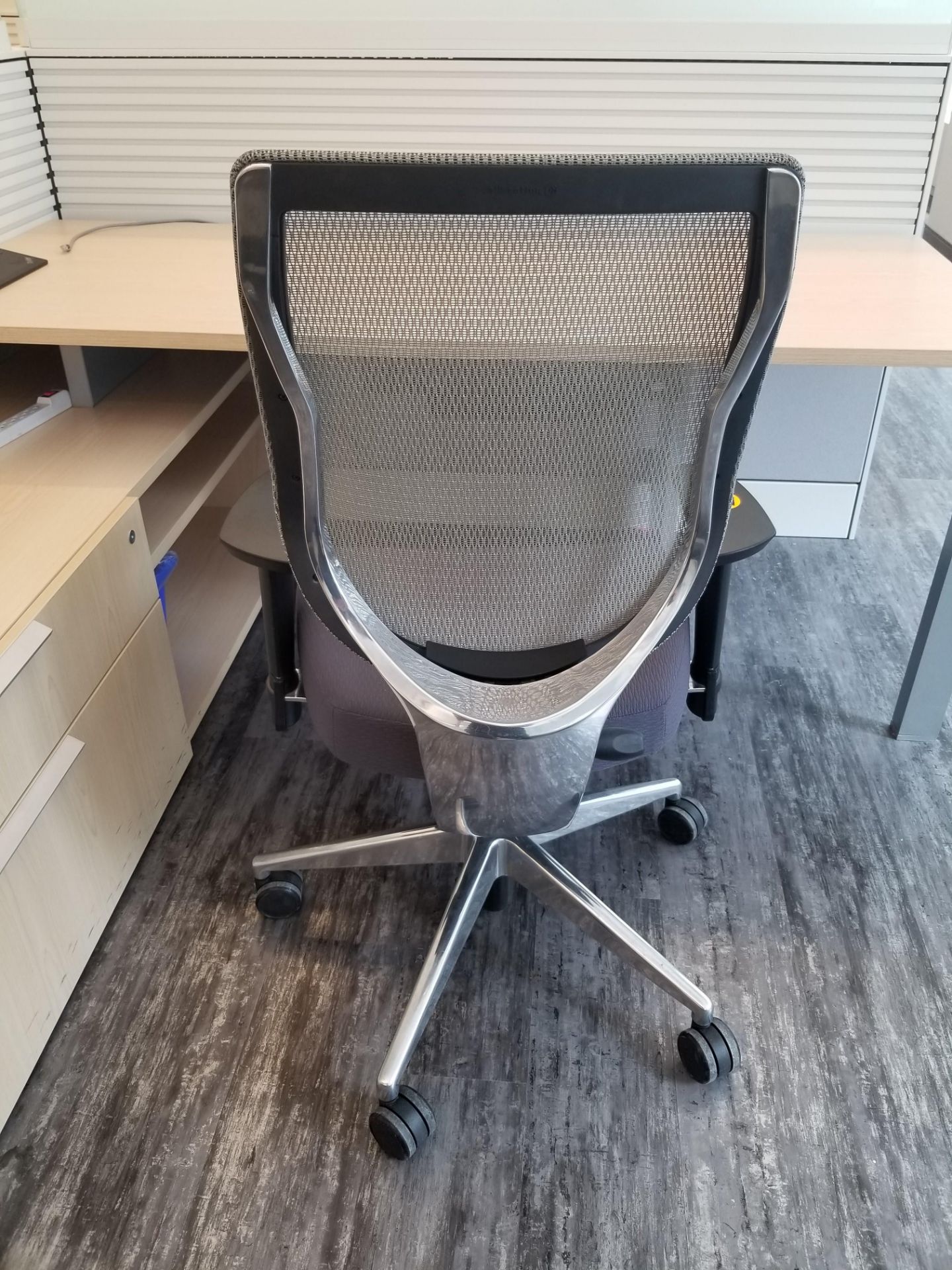 ALLSEATING - EXEC. CHAIR ON CASTERS, GREY W/ MESH BACK, ADJUSTABLE HEIGHT, ADJUSTABLE ARMS - Image 2 of 6