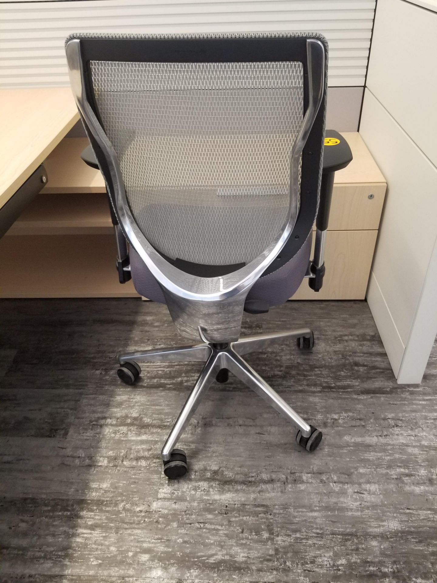 ALLSEATING - EXEC. CHAIR ON CASTERS, GREY W/ MESH BACK, ADJUSTABLE HEIGHT, ADJUSTABLE ARMS - Image 3 of 6