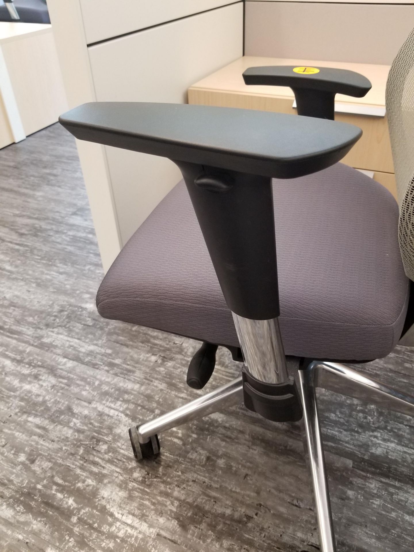 ALLSEATING - EXEC. CHAIR ON CASTERS, GREY W/ MESH BACK, ADJUSTABLE HEIGHT, ADJUSTABLE ARMS - Image 3 of 7