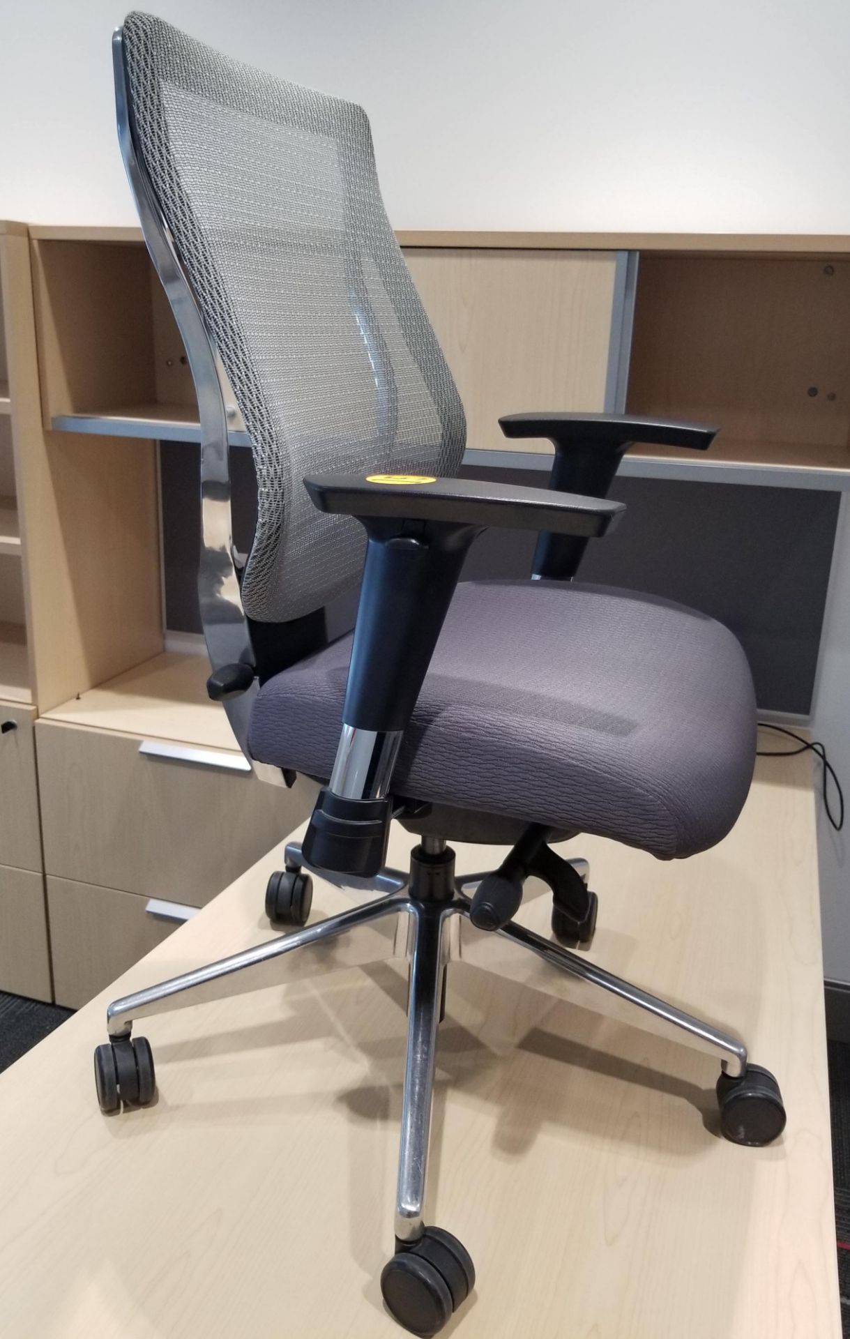 ALLSEATING - EXEC. CHAIR ON CASTERS, GREY W/ MESH BACK, ADJUSTABLE HEIGHT, ADJUSTABLE ARMS - Image 6 of 8