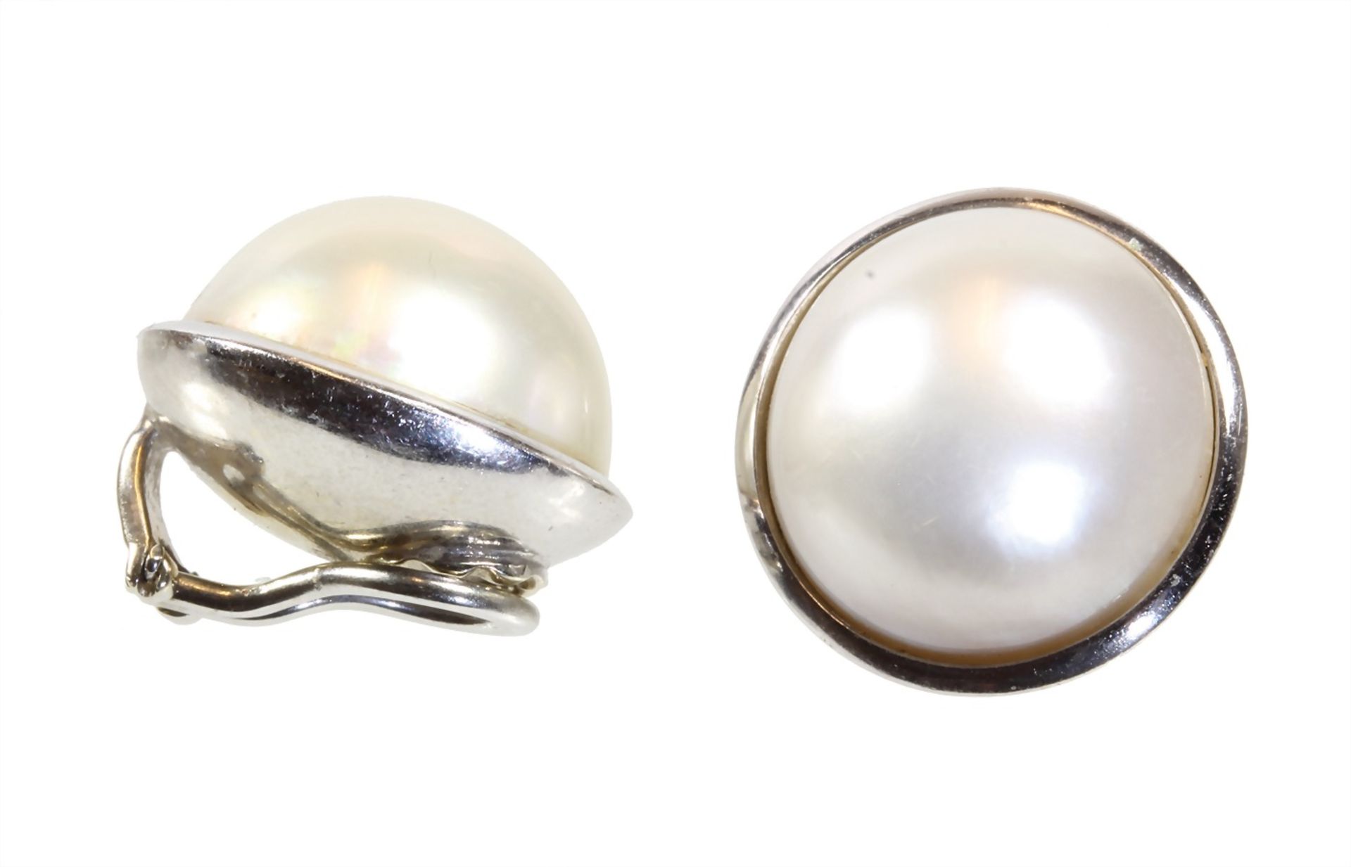 a pair of ear clips, white gold 585/000, mabe pearls, diameter = c. 19.0 mm