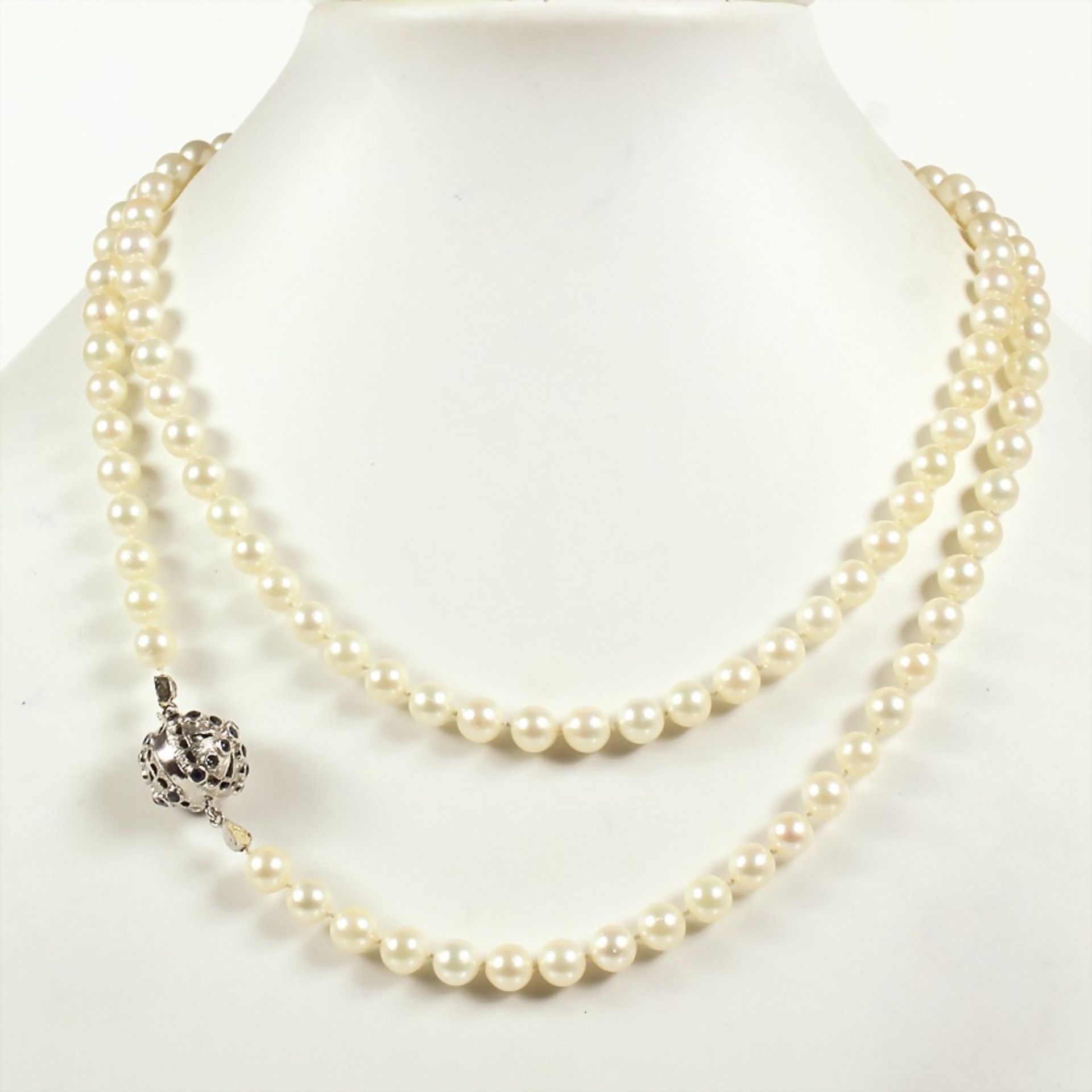 chain, clasp white gold 585/000, jeweled with 18 sapphires , Akoya pearls diameter = 6.0-6.5 ...