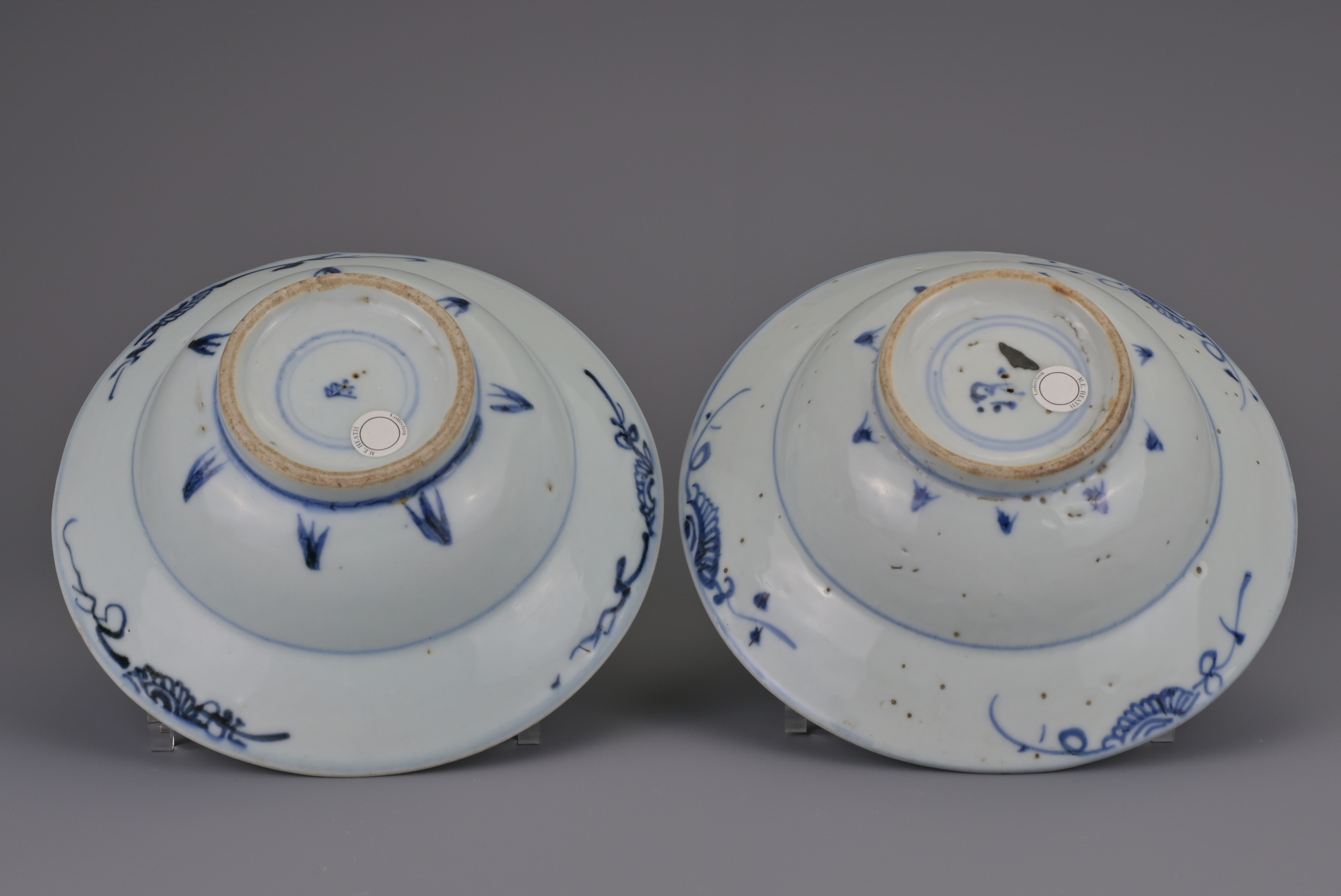 PAIR OF CHINESE BLUE AND WHITE PORCELAIN KLAPMUTS BOWLS, LATE MING DYNASTY, 17th CENTURY - Image 7 of 9