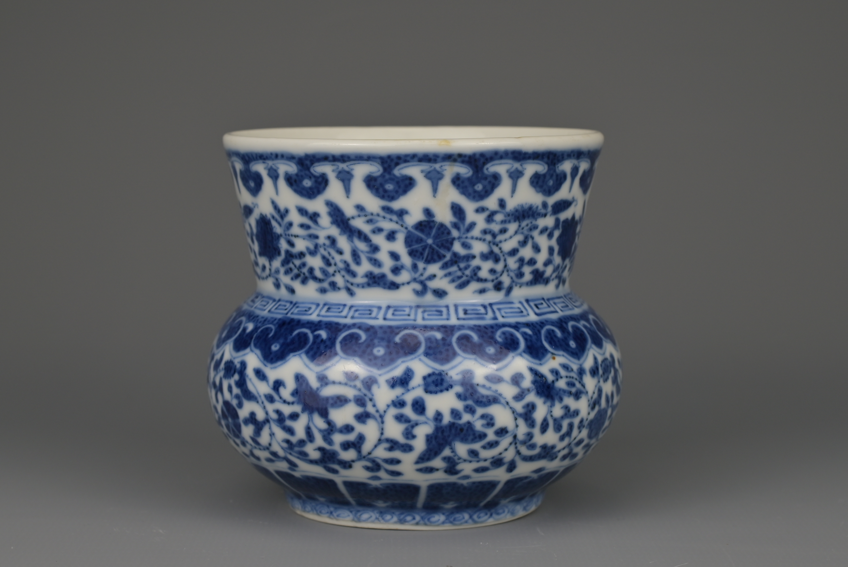 CHINESE BLUE AND WHITE PORCELAIN SPITTOON ‘ZHADOU’, TONGZHI PERIOD OR EARLIER, 19th CENTURY - Image 2 of 8