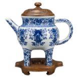 CHINESE BLUE AND WHITE PORCELAIN ‘BAJIXIANG’ EWER,