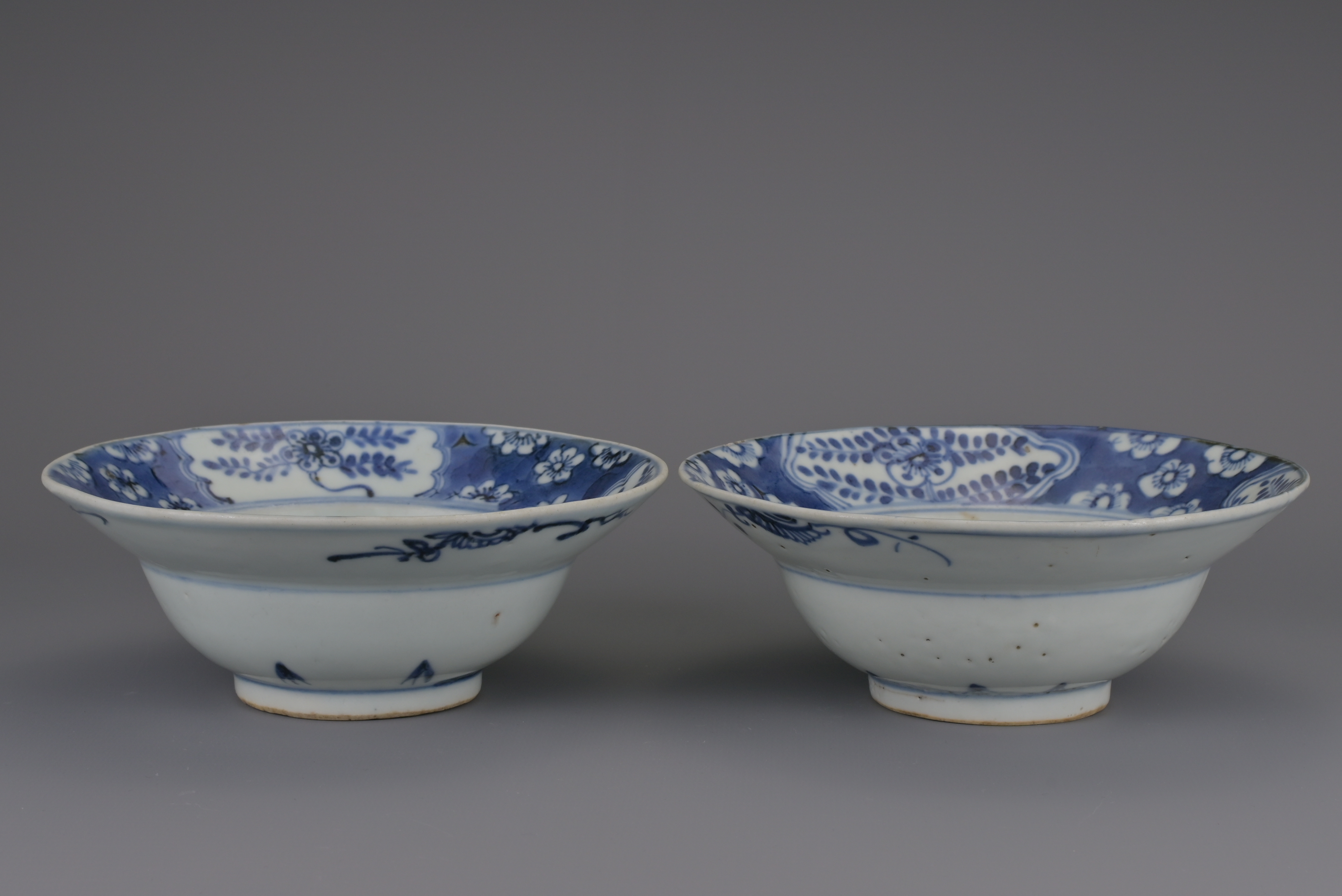 PAIR OF CHINESE BLUE AND WHITE PORCELAIN KLAPMUTS BOWLS, LATE MING DYNASTY, 17th CENTURY - Image 3 of 9