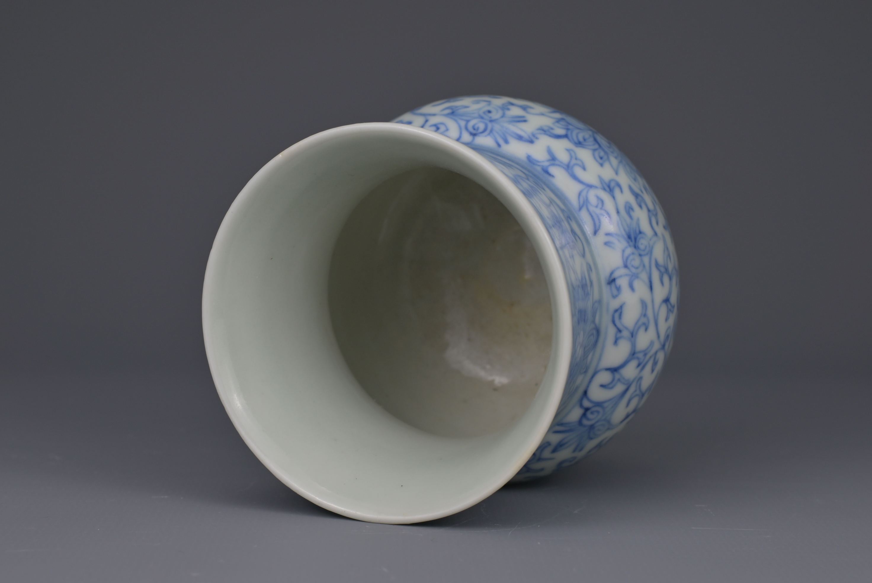 CHINESE BLUE AND WHITE PORCELAIN SPITTOON ‘ZHADOU’, JIAQING PERIOD, EARLY 19th CENTURY - Image 7 of 8