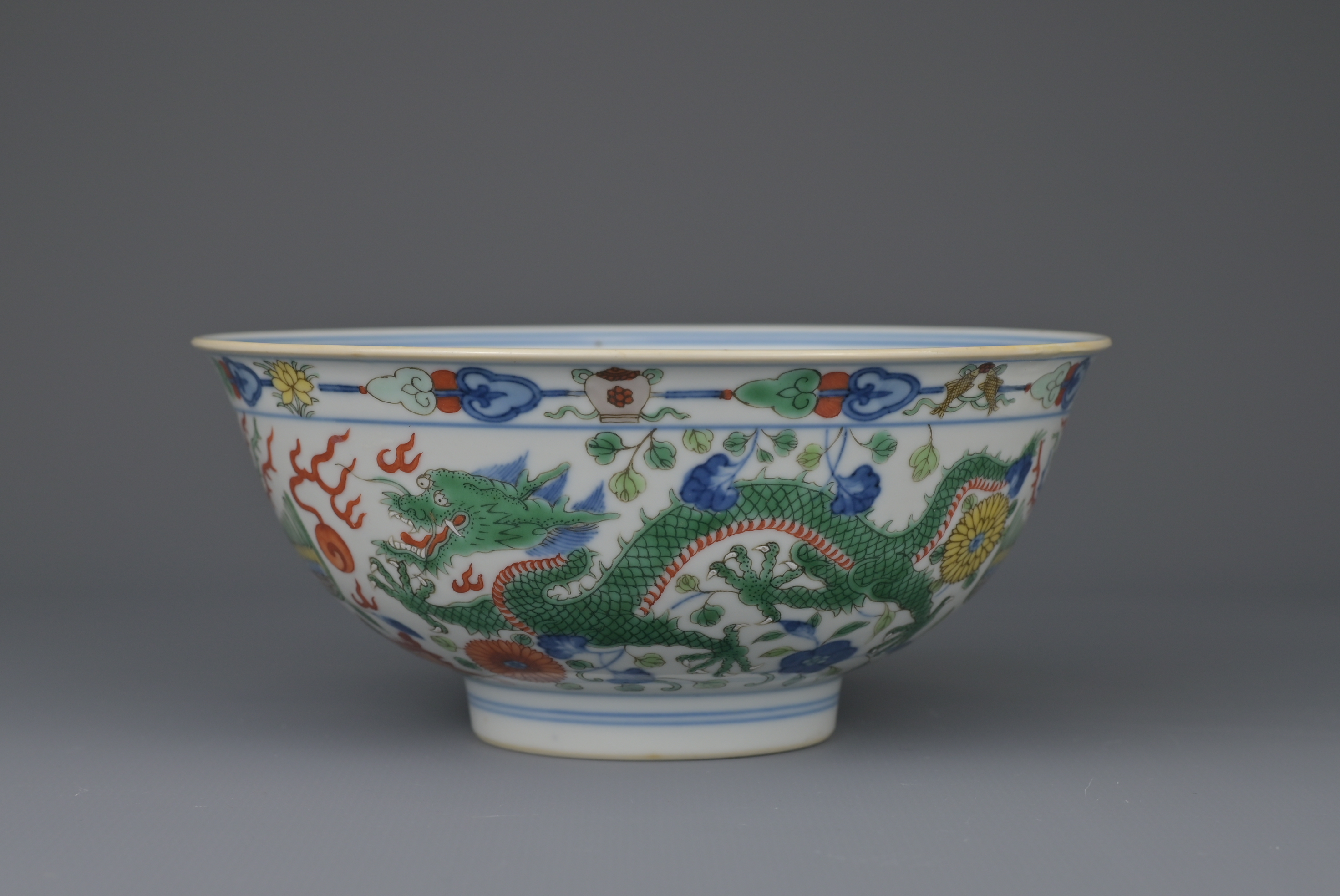 FINE CHINESE WUCAI ‘DRAGON & PHOENIX’ PORCELAIN BOWL, JIAQING MARK AND PERIOD, EARLY 19th CENTURY - Image 5 of 14