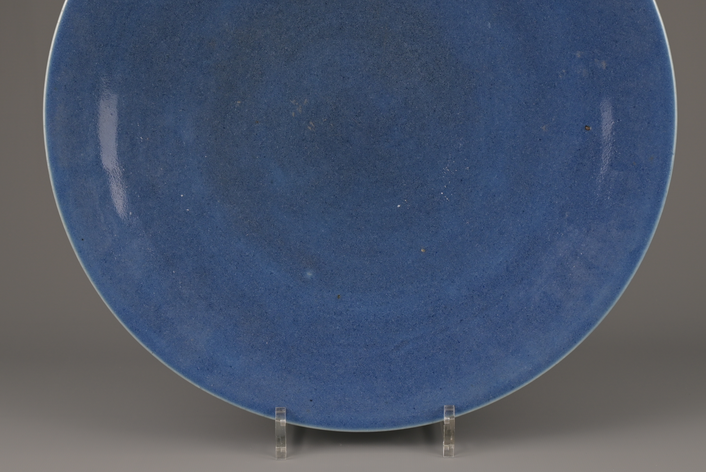 LARGE CHINESE BLUE GLAZED MONOCHROME PORCELAIN DISH, QIANLONG PERIOD, 18th CENTURY - Image 4 of 7