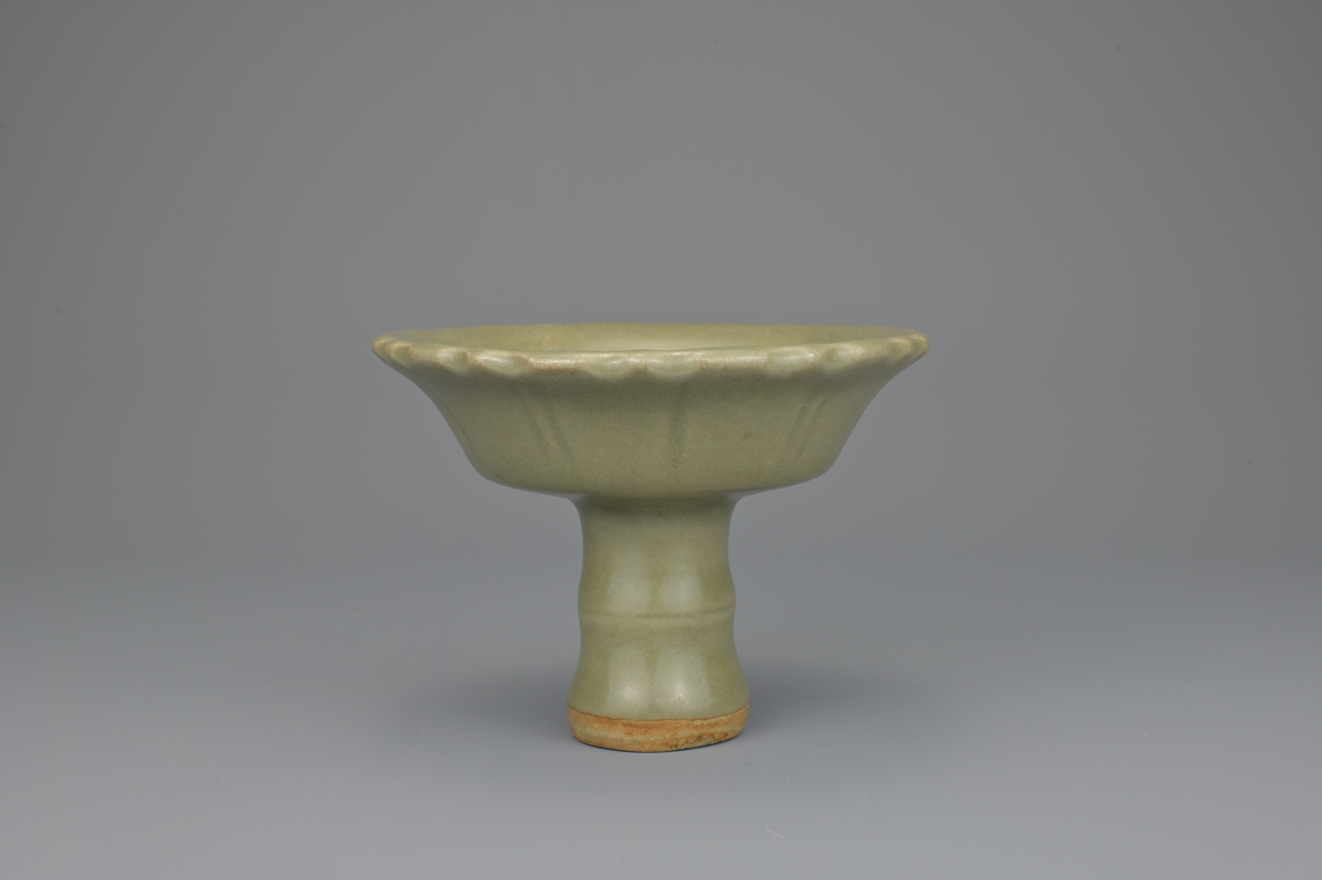 CHINESE YUAN / EARLY MING DYNASTY LONGQUAN CELADON STEM CUP - Image 2 of 8