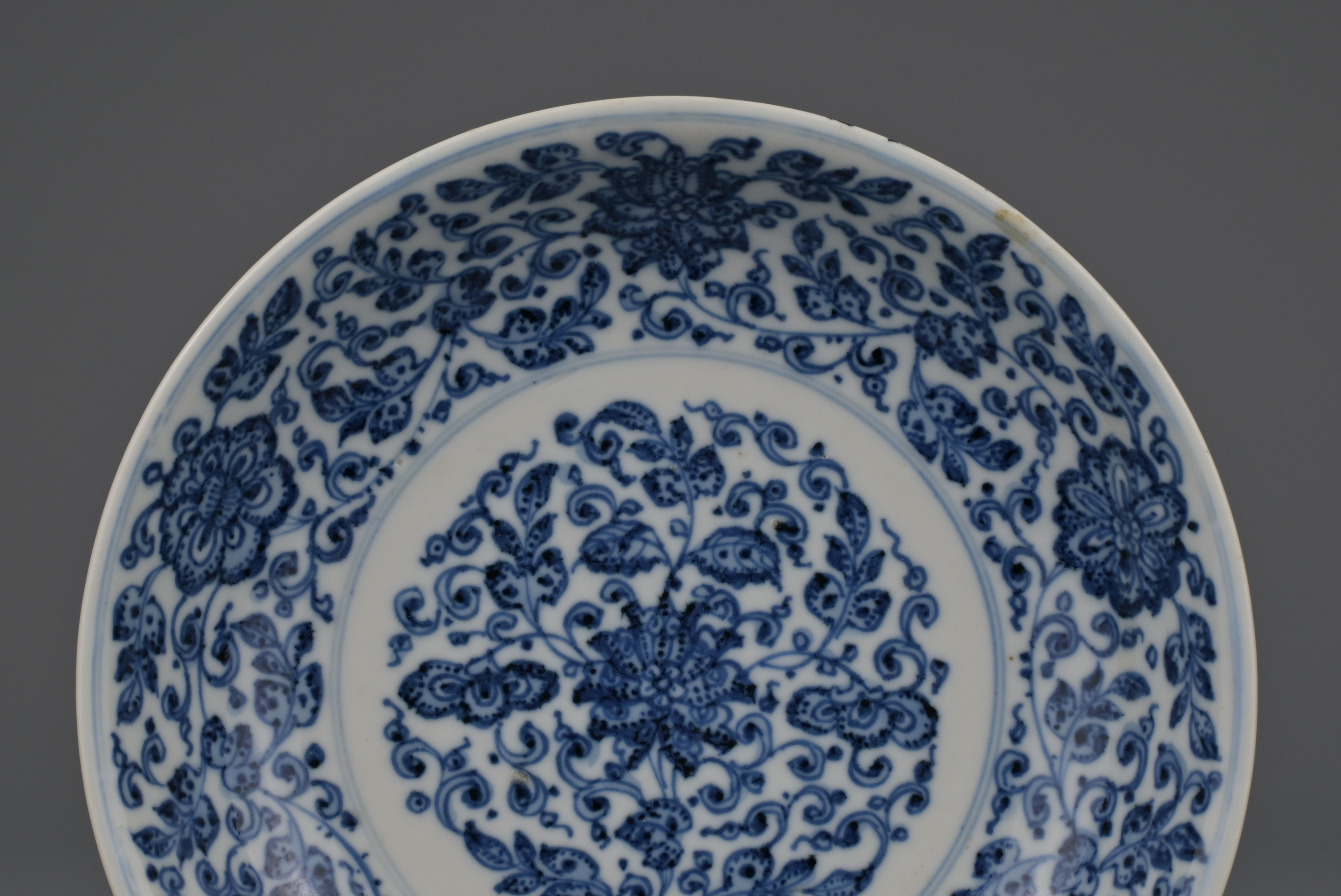 CHINESE BLUE AND WHITE PORCELAIN DISH, JIAQING PERIOD, EARLY 19th CENTURY - Image 3 of 9