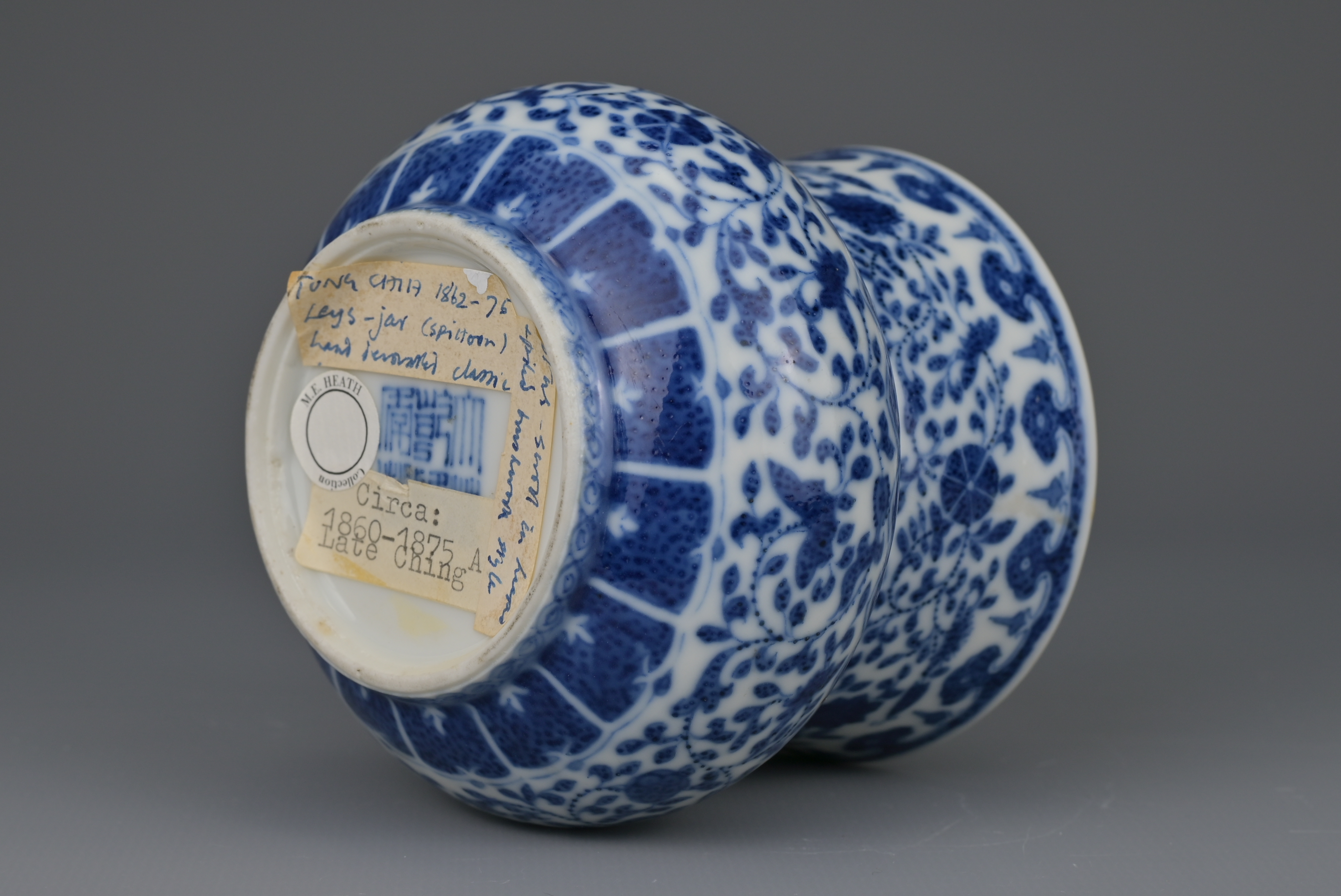 CHINESE BLUE AND WHITE PORCELAIN SPITTOON ‘ZHADOU’, TONGZHI PERIOD OR EARLIER, 19th CENTURY - Image 6 of 8