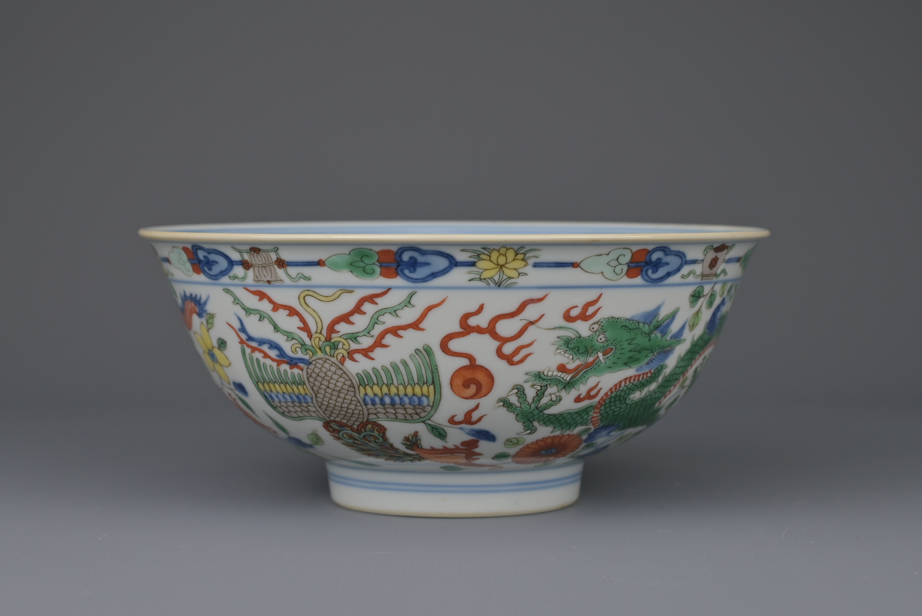 FINE CHINESE WUCAI ‘DRAGON & PHOENIX’ PORCELAIN BOWL, JIAQING MARK AND PERIOD, EARLY 19th CENTURY - Image 4 of 14