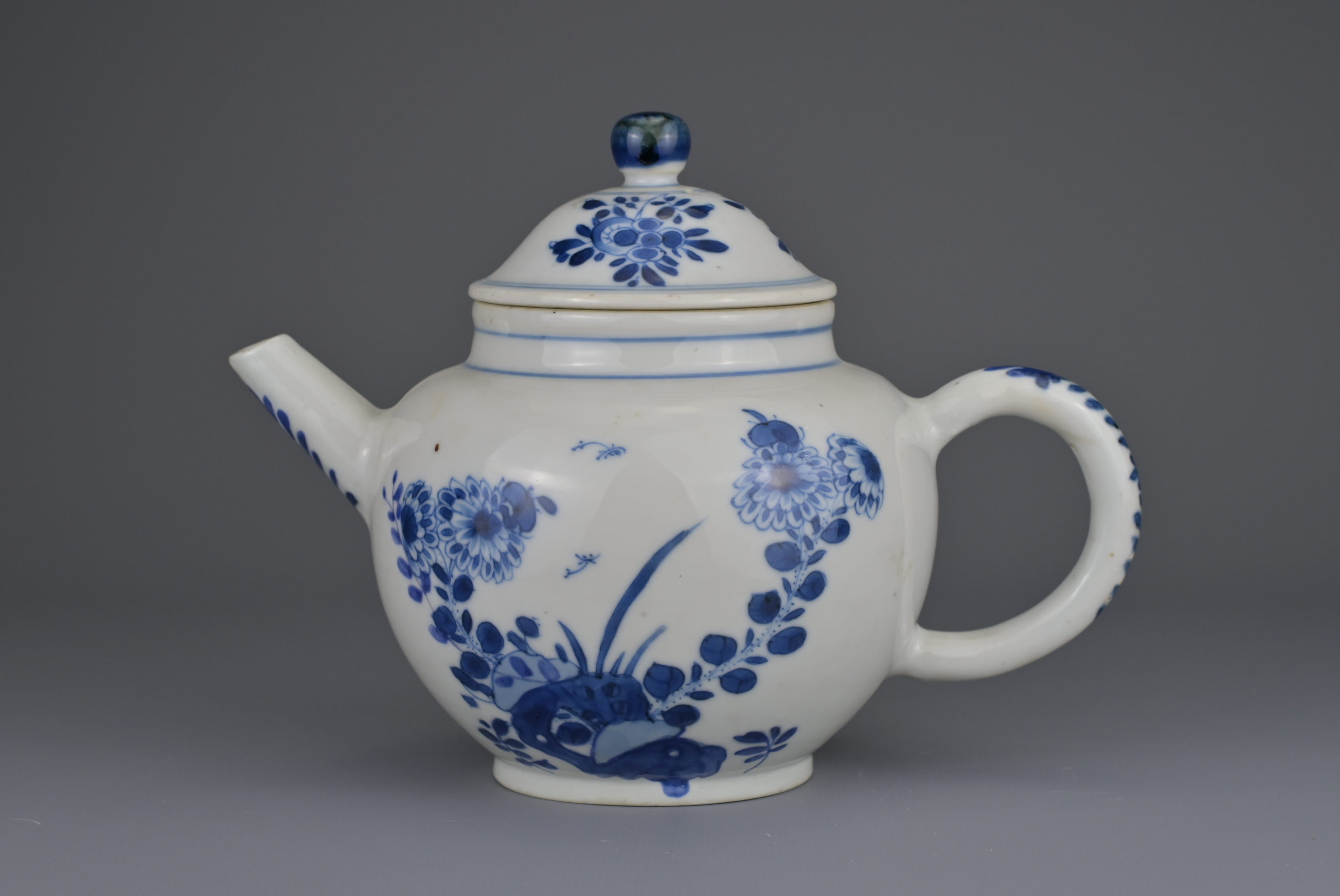 CHINESE BLUE AND WHITE PORCELAIN TEAPOT, YONGZHENG PERIOD, 18th CENTURY - Image 2 of 8