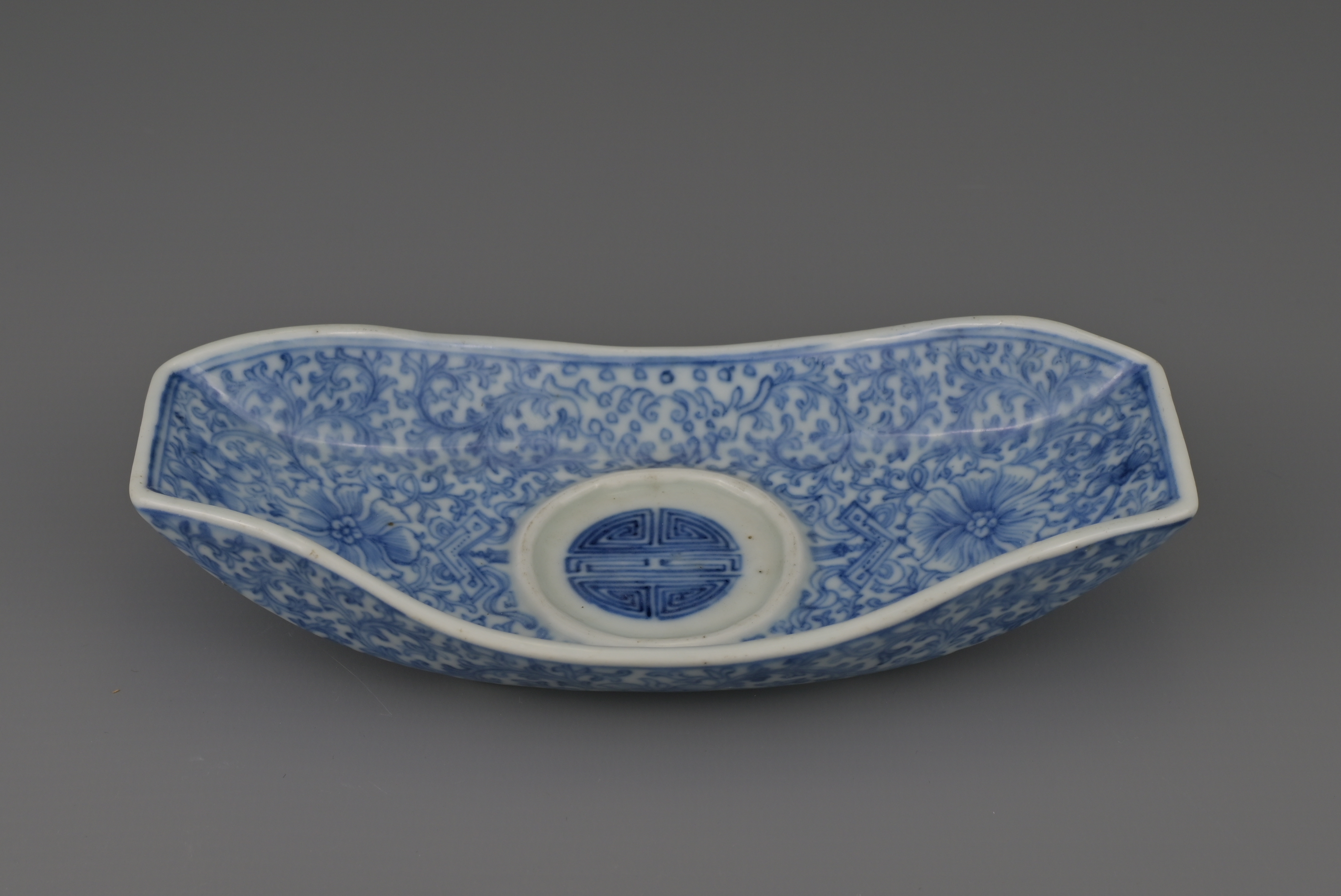 CHINESE BLUE AND WHITE PORCELAIN INGOT FORM CUP STAND, QIANLONG MARK AND PERIOD, 18th CENTURY - Image 2 of 7