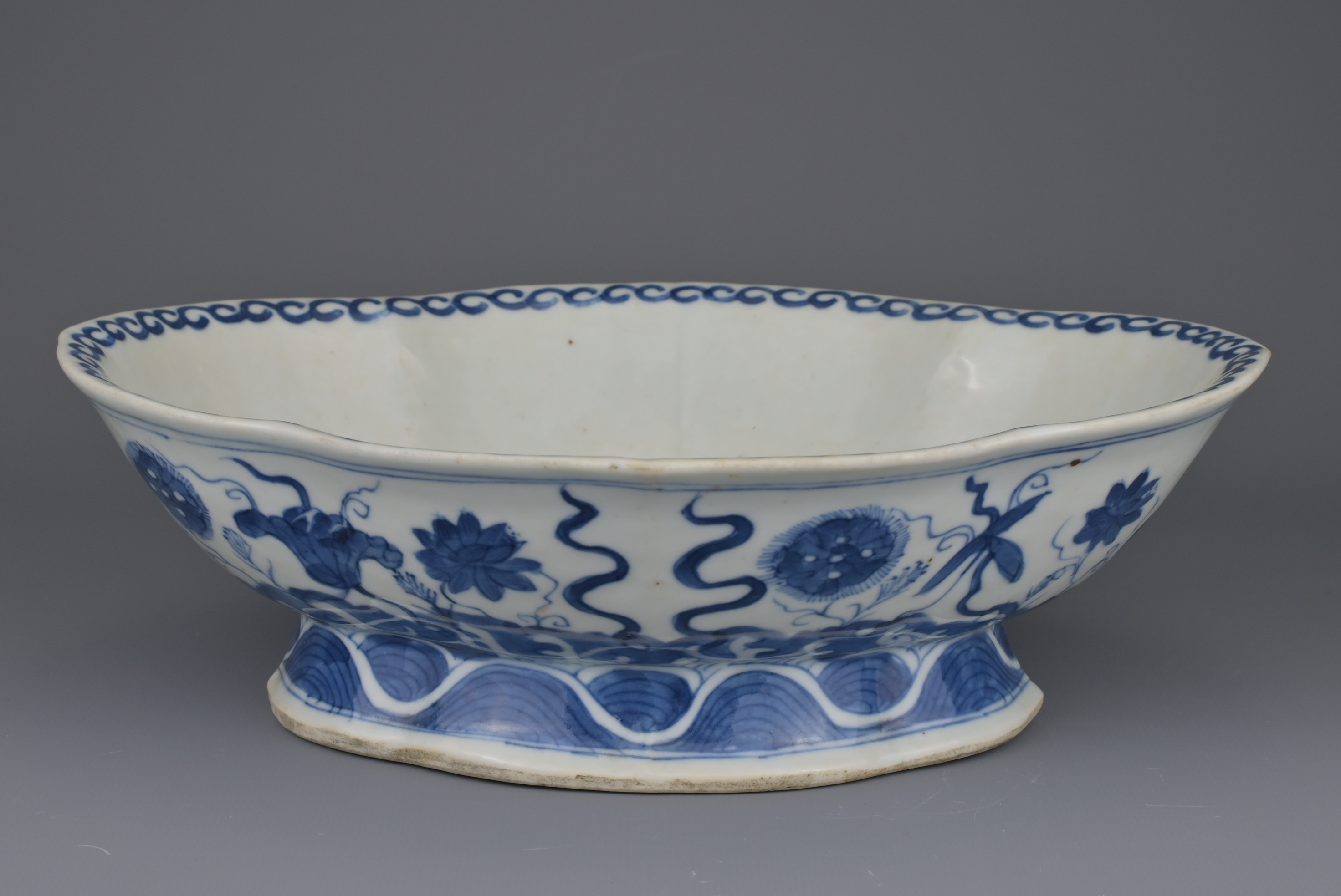 CHINESE BLUE AND WHITE LOBED PORCELAIN BOWL, TONGZHI MARK AND PERIOD, 19th CENTURY - Image 2 of 10
