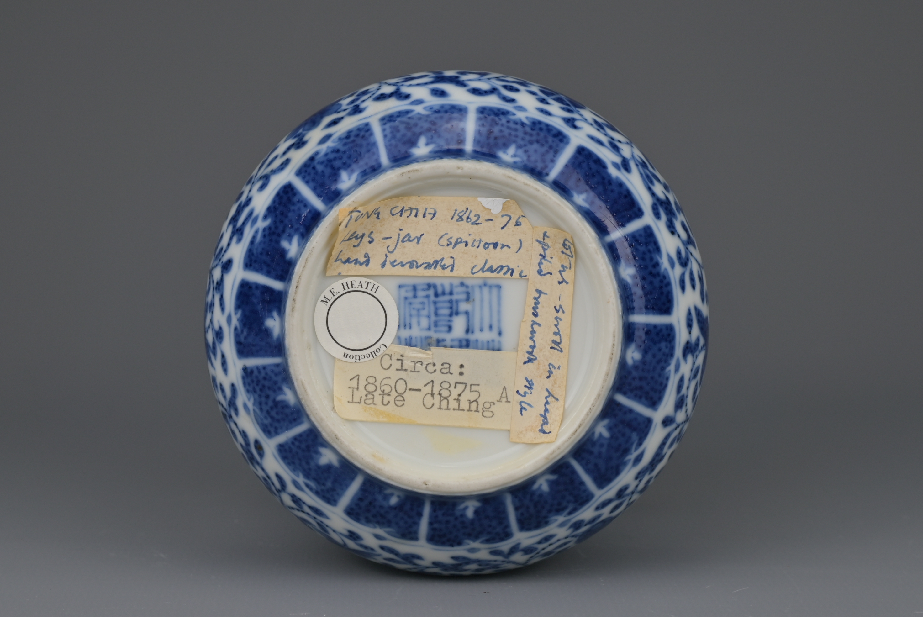 CHINESE BLUE AND WHITE PORCELAIN SPITTOON ‘ZHADOU’, TONGZHI PERIOD OR EARLIER, 19th CENTURY - Image 5 of 8