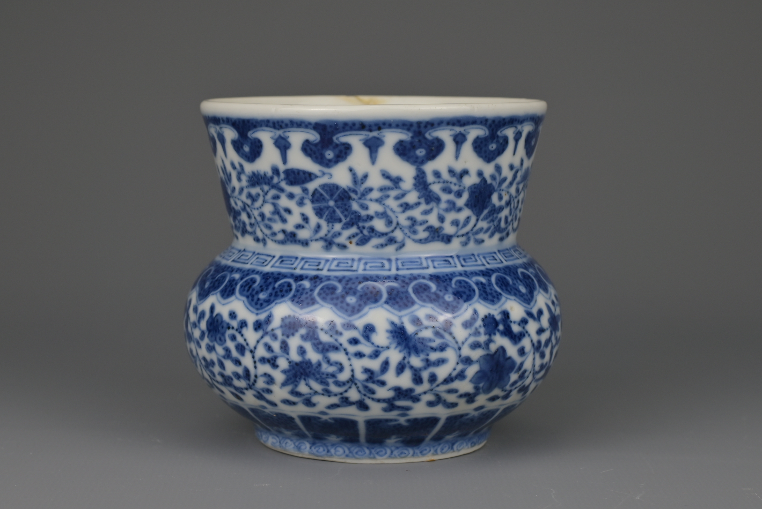 CHINESE BLUE AND WHITE PORCELAIN SPITTOON ‘ZHADOU’, TONGZHI PERIOD OR EARLIER, 19th CENTURY - Image 4 of 8