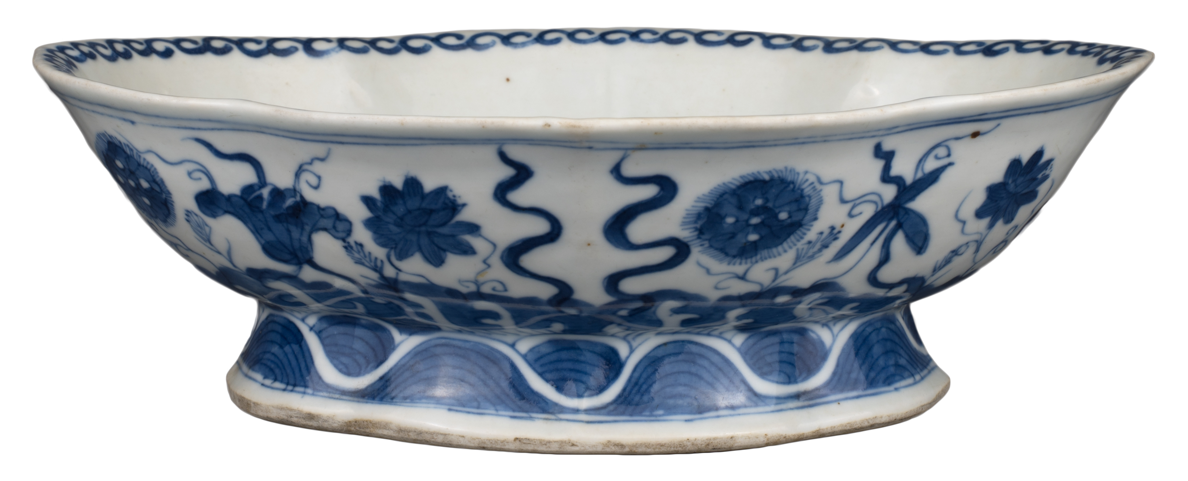 CHINESE BLUE AND WHITE LOBED PORCELAIN BOWL, TONGZHI MARK AND PERIOD, 19th CENTURY