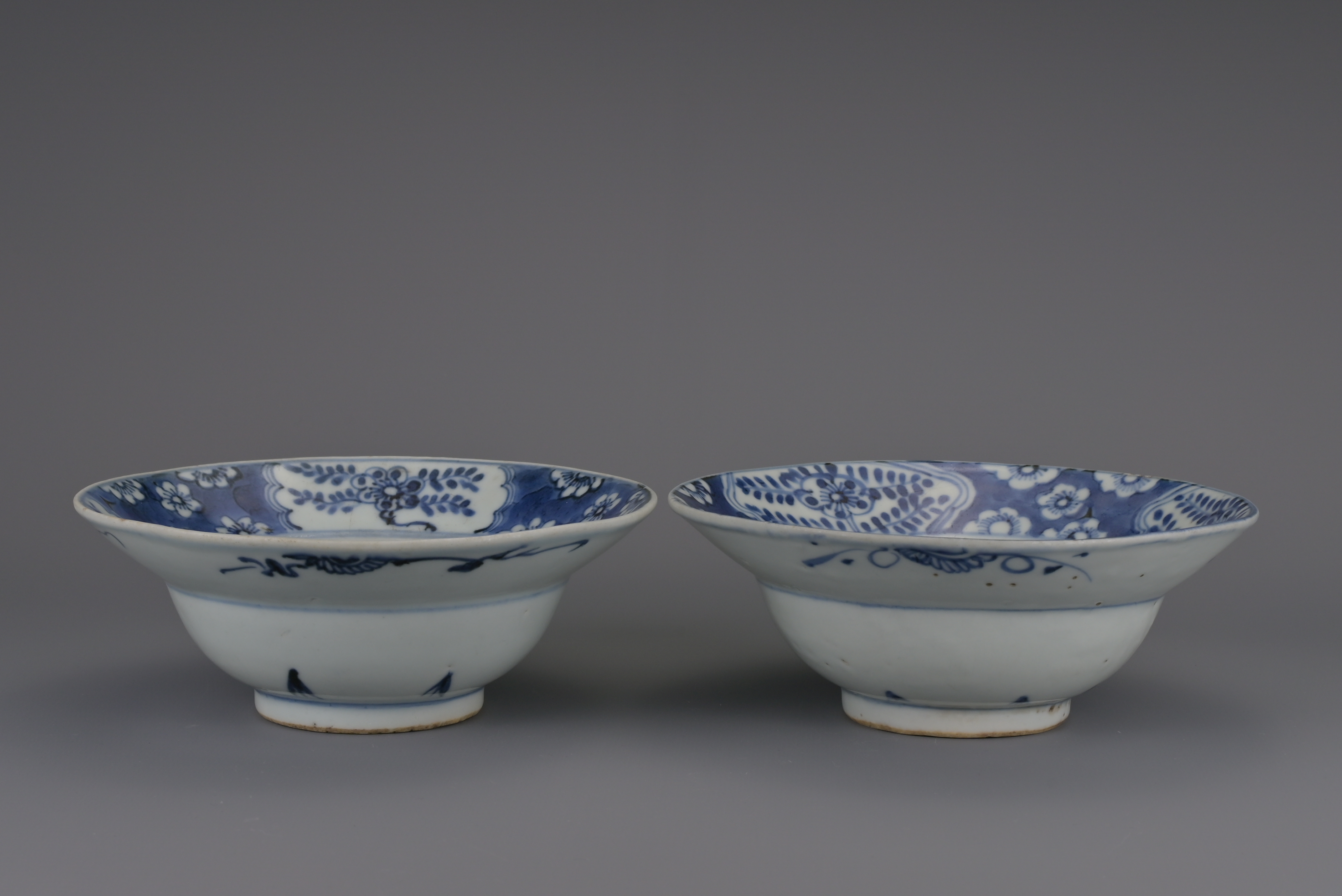 PAIR OF CHINESE BLUE AND WHITE PORCELAIN KLAPMUTS BOWLS, LATE MING DYNASTY, 17th CENTURY - Image 4 of 9