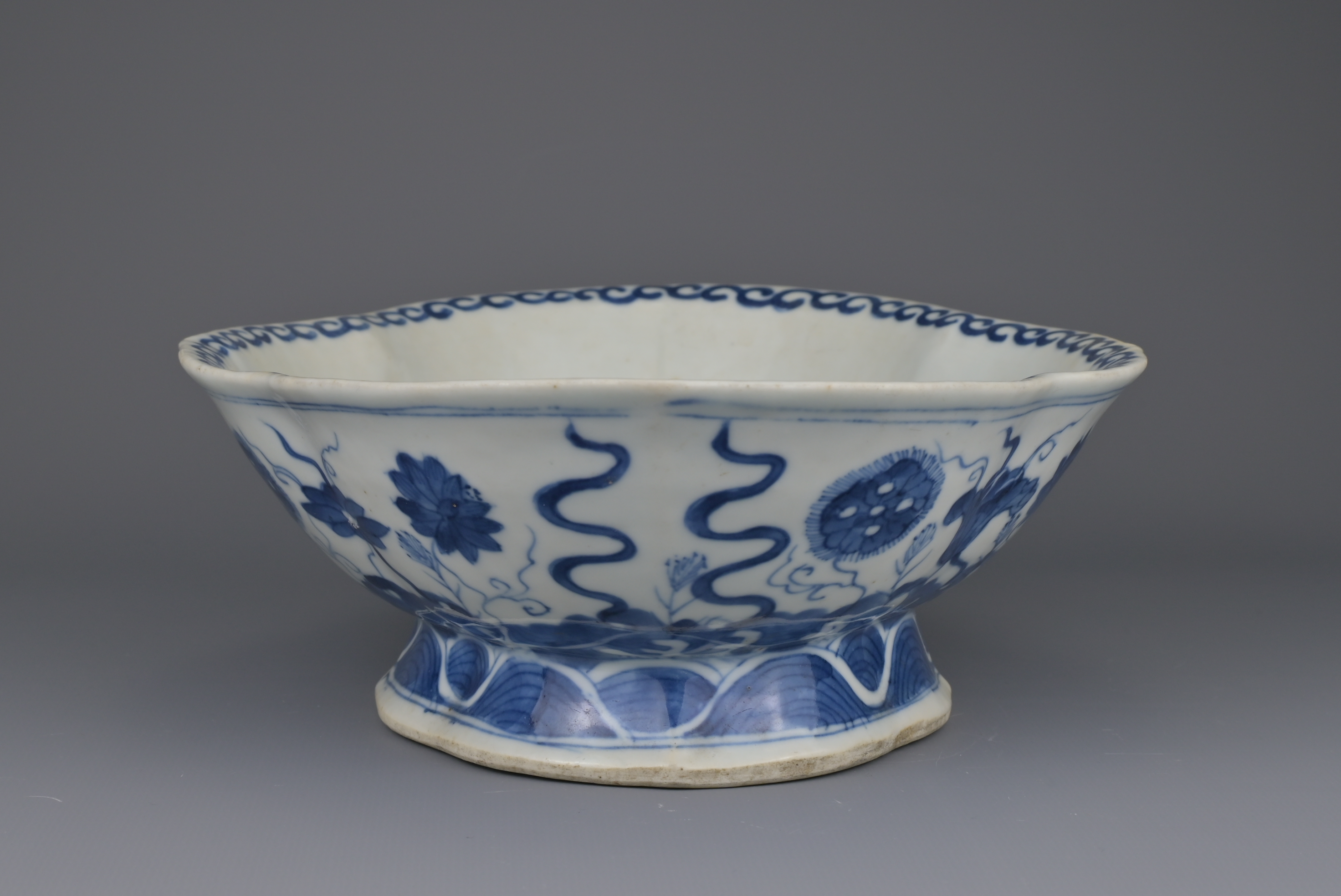 CHINESE BLUE AND WHITE LOBED PORCELAIN BOWL, TONGZHI MARK AND PERIOD, 19th CENTURY - Image 3 of 10