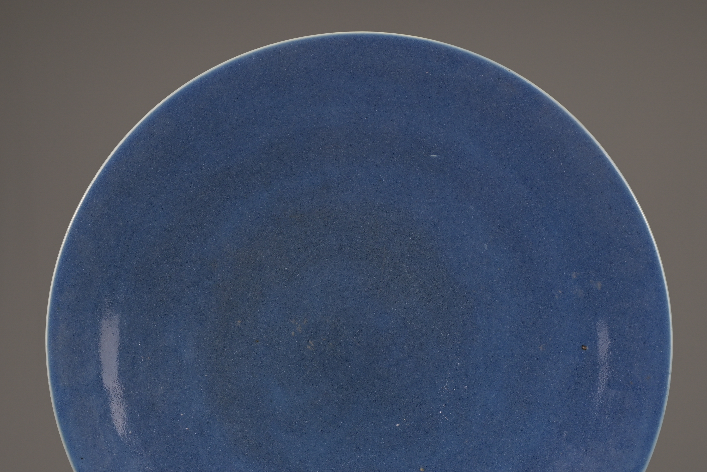 LARGE CHINESE BLUE GLAZED MONOCHROME PORCELAIN DISH, QIANLONG PERIOD, 18th CENTURY - Image 3 of 7