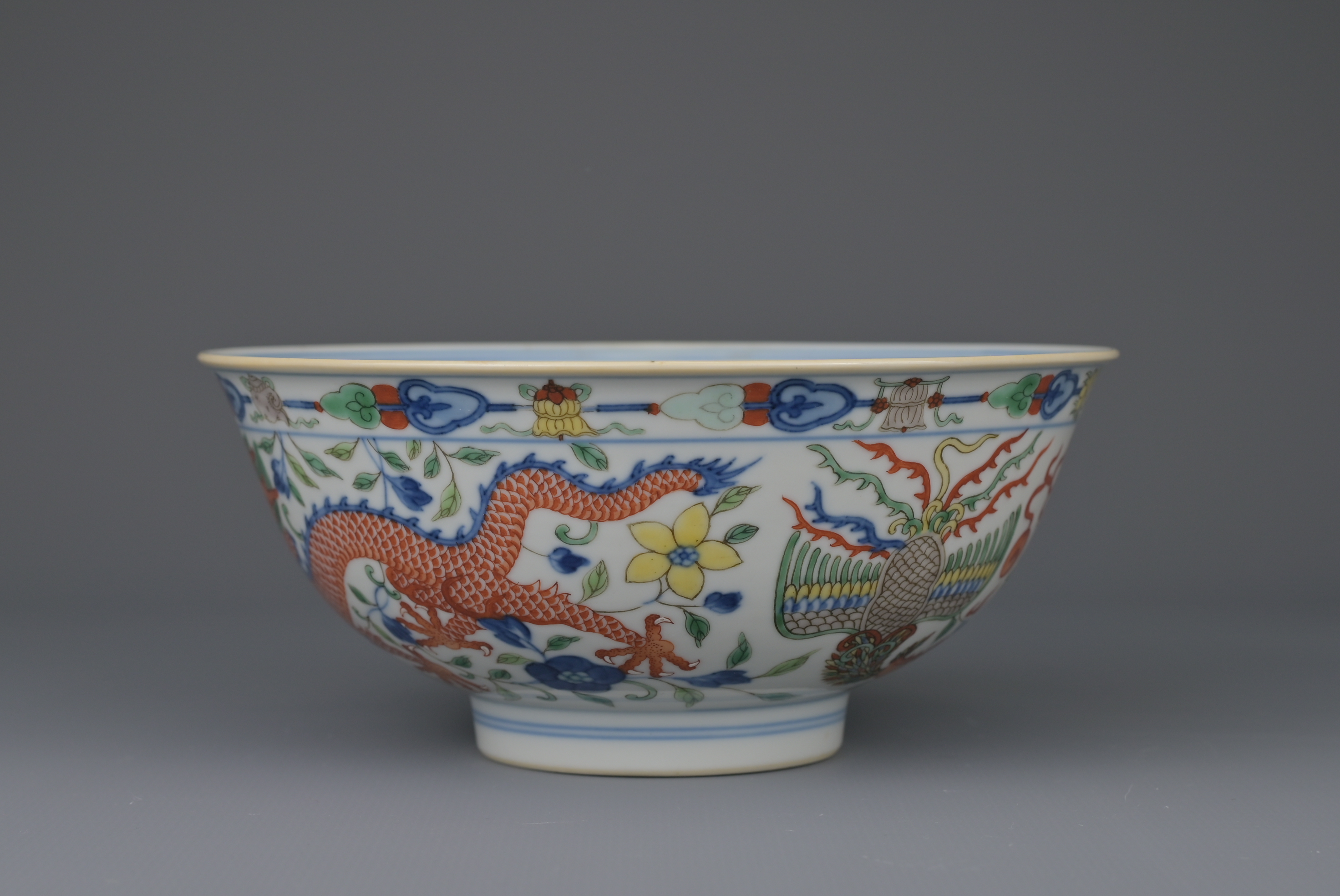 FINE CHINESE WUCAI ‘DRAGON & PHOENIX’ PORCELAIN BOWL, JIAQING MARK AND PERIOD, EARLY 19th CENTURY - Image 3 of 14