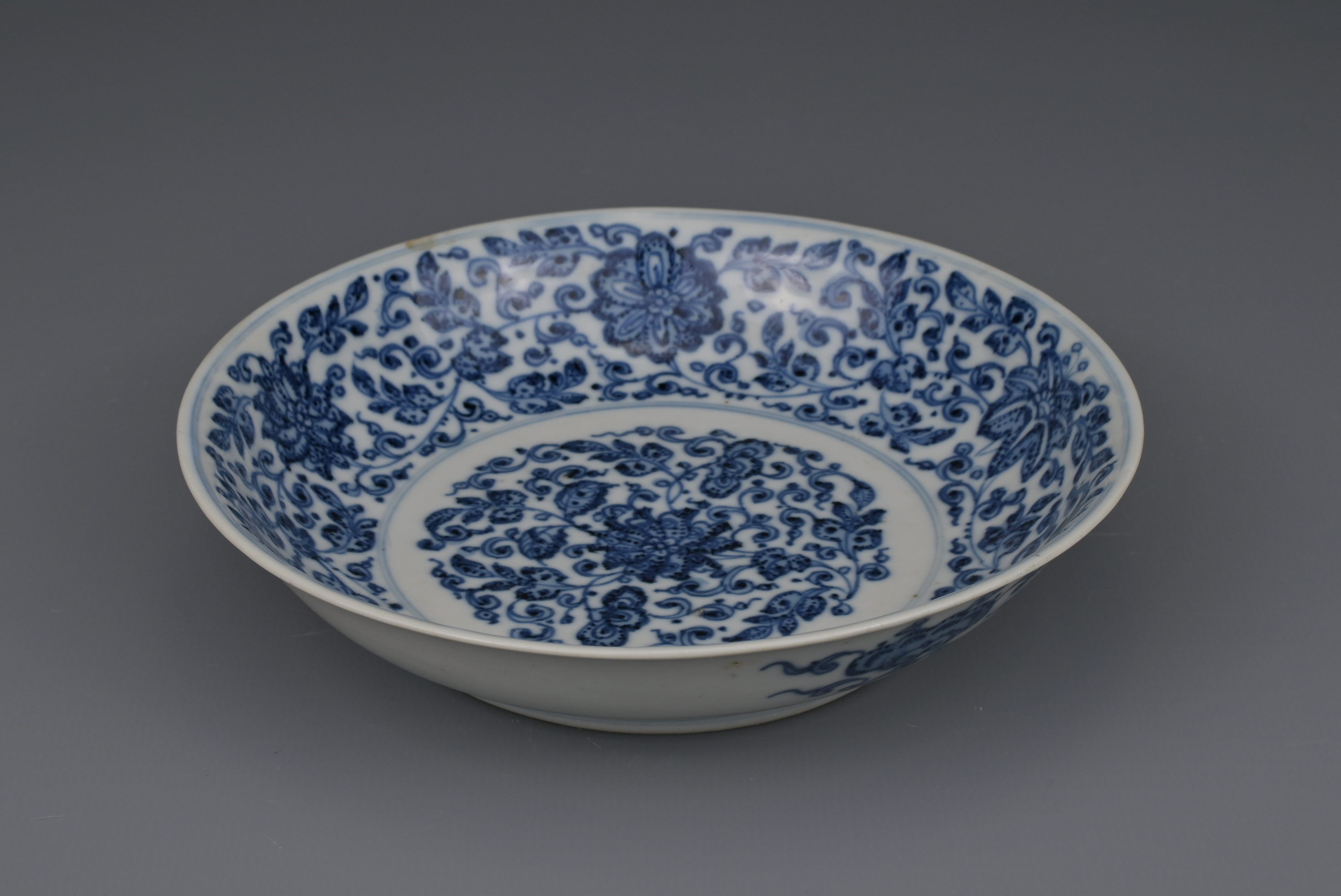 CHINESE BLUE AND WHITE PORCELAIN DISH, JIAQING PERIOD, EARLY 19th CENTURY - Image 8 of 9