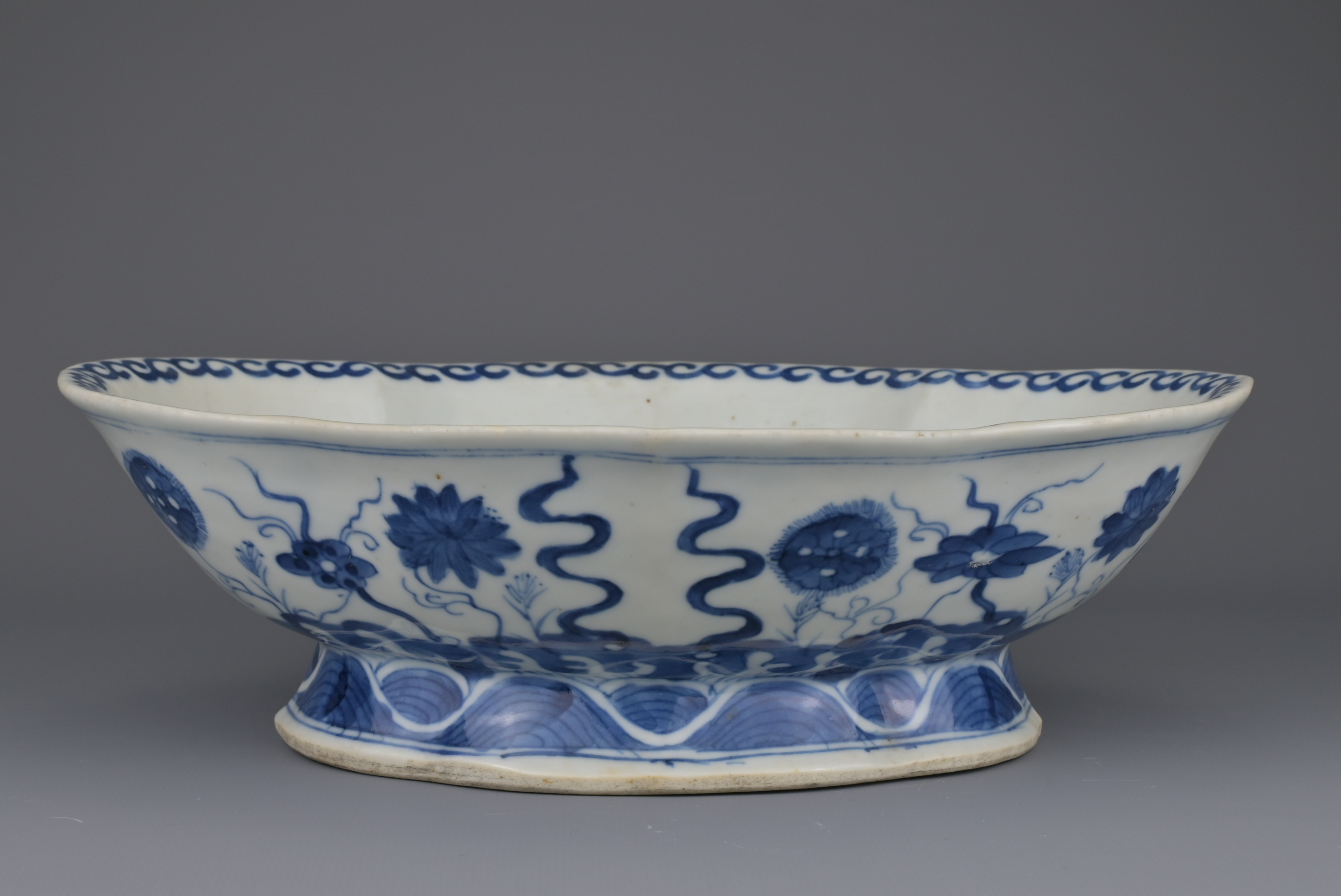 CHINESE BLUE AND WHITE LOBED PORCELAIN BOWL, TONGZHI MARK AND PERIOD, 19th CENTURY - Image 4 of 10