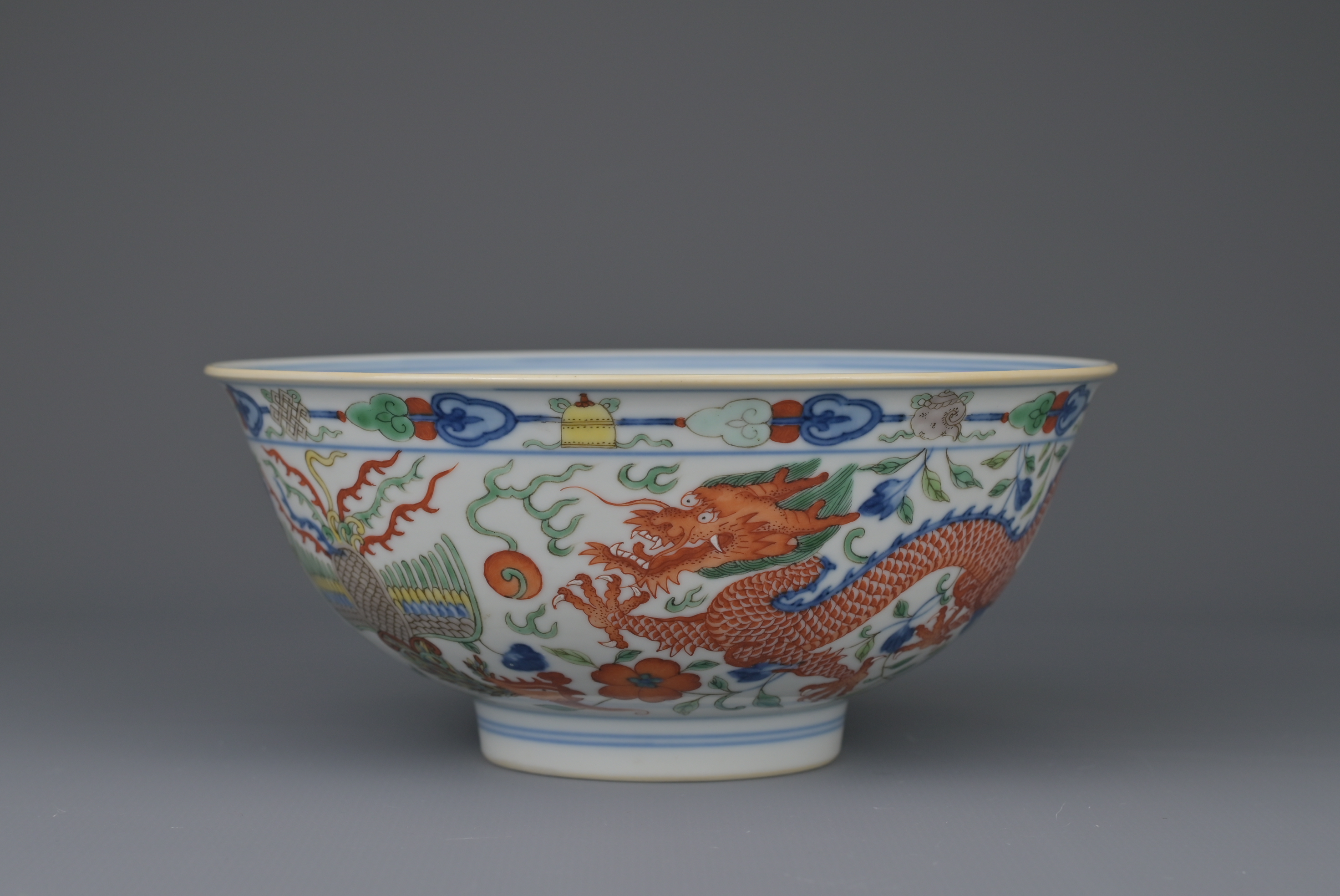 FINE CHINESE WUCAI ‘DRAGON & PHOENIX’ PORCELAIN BOWL, JIAQING MARK AND PERIOD, EARLY 19th CENTURY - Image 2 of 14