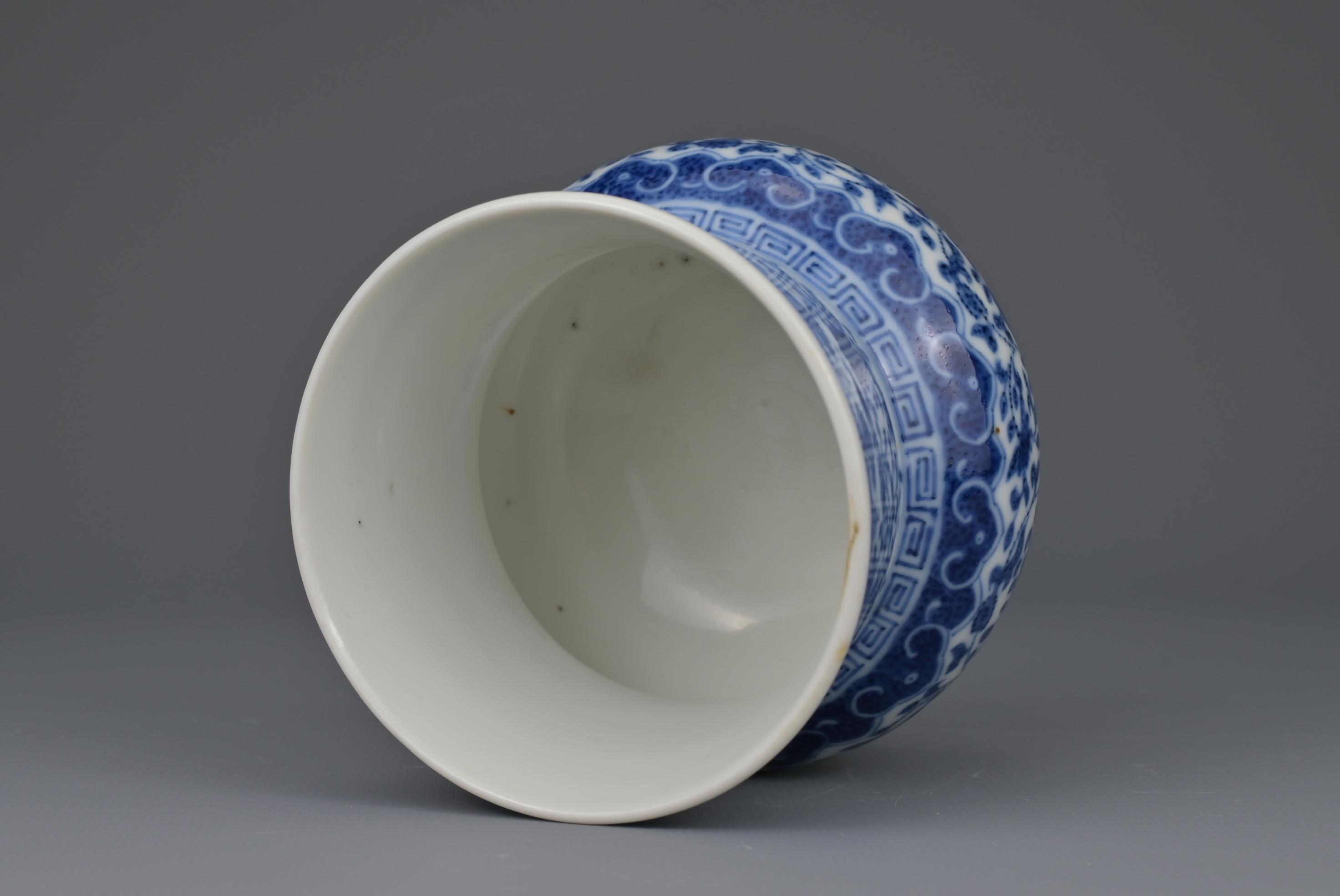 CHINESE BLUE AND WHITE PORCELAIN SPITTOON ‘ZHADOU’, TONGZHI PERIOD OR EARLIER, 19th CENTURY - Image 7 of 8