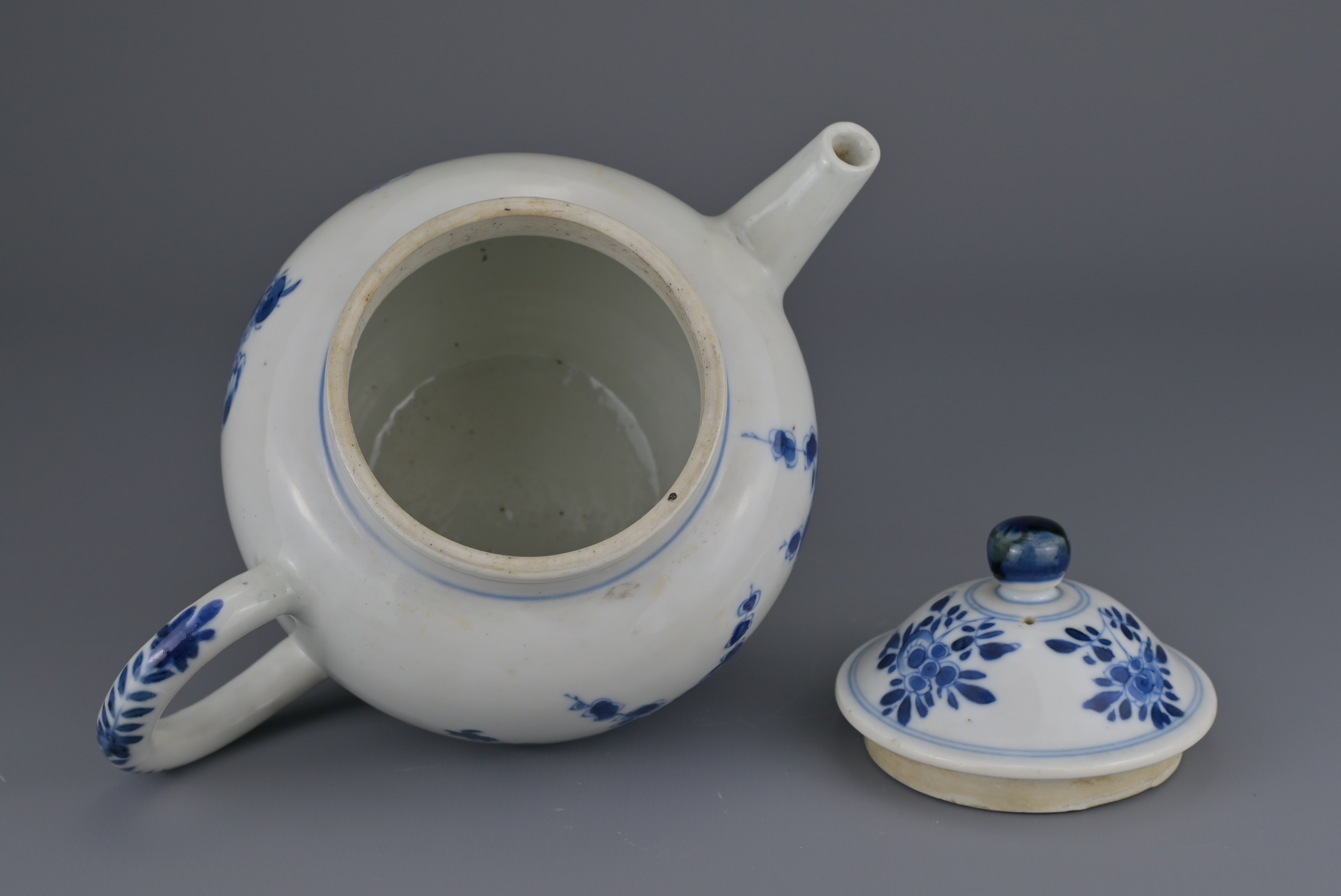 CHINESE BLUE AND WHITE PORCELAIN TEAPOT, YONGZHENG PERIOD, 18th CENTURY - Image 7 of 8