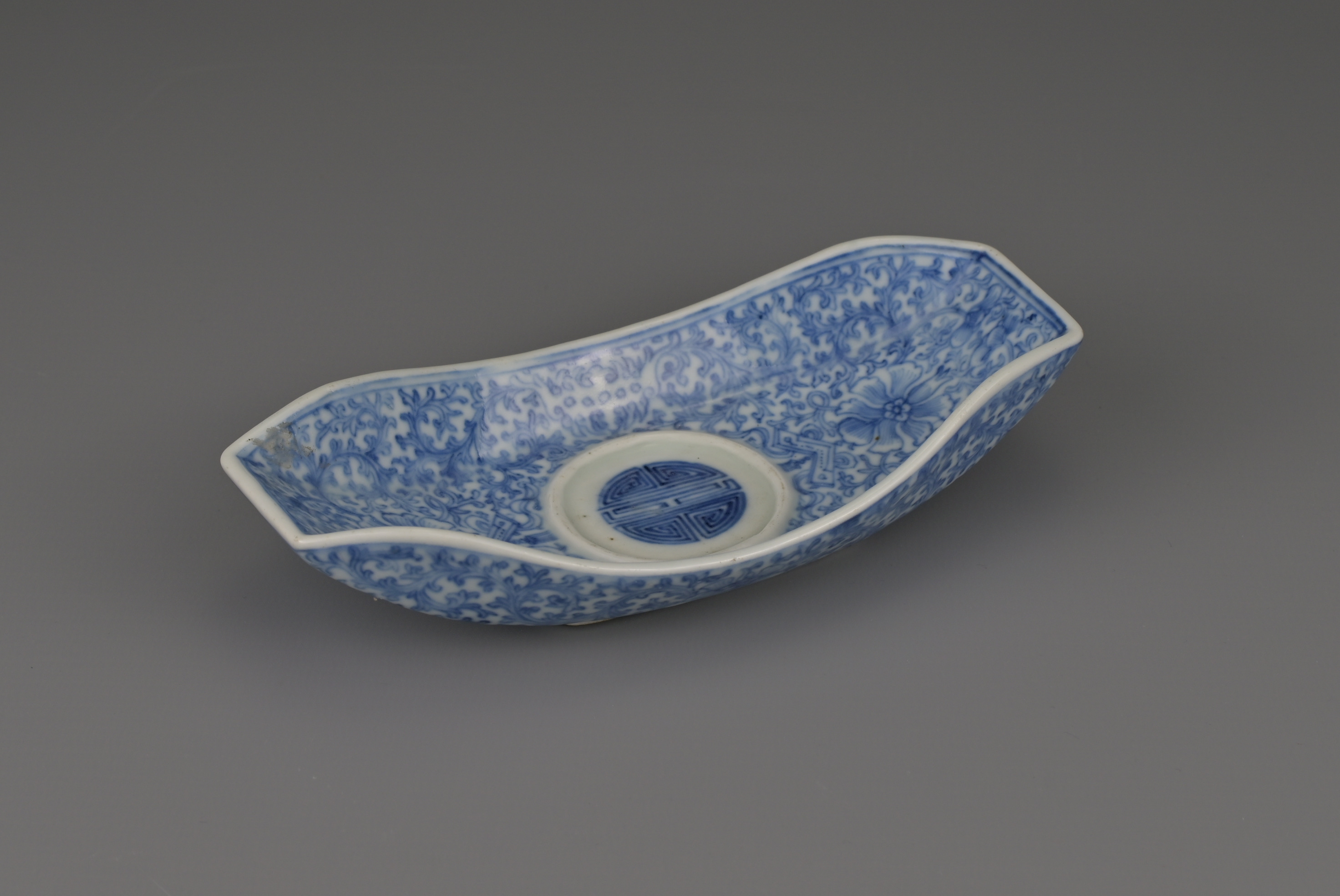 CHINESE BLUE AND WHITE PORCELAIN INGOT FORM CUP STAND, QIANLONG MARK AND PERIOD, 18th CENTURY - Image 6 of 7