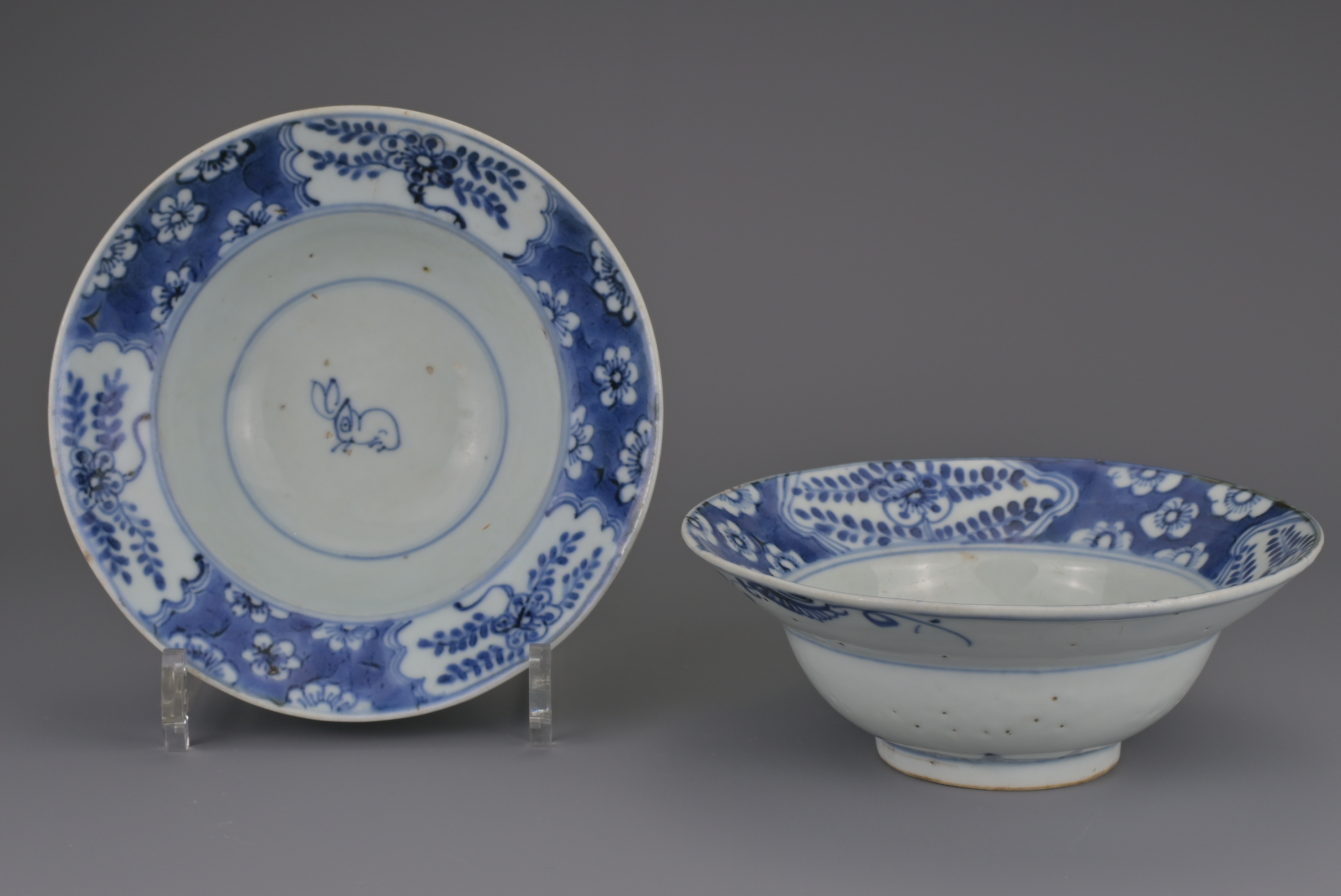 PAIR OF CHINESE BLUE AND WHITE PORCELAIN KLAPMUTS BOWLS, LATE MING DYNASTY, 17th CENTURY - Image 2 of 9