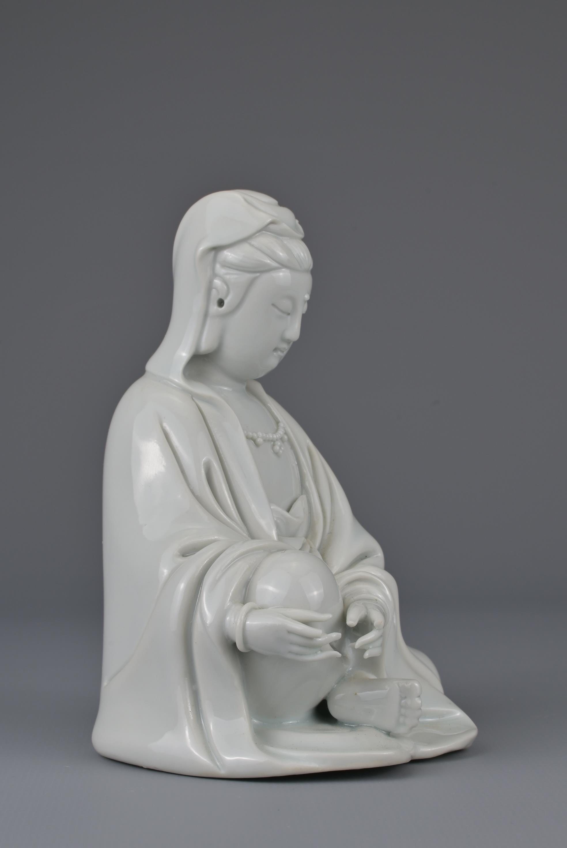 CHINESE BLANC DE CHINE PORCELAIN FIGURE OF GUANYIN, QING DYNASTY - Image 5 of 8