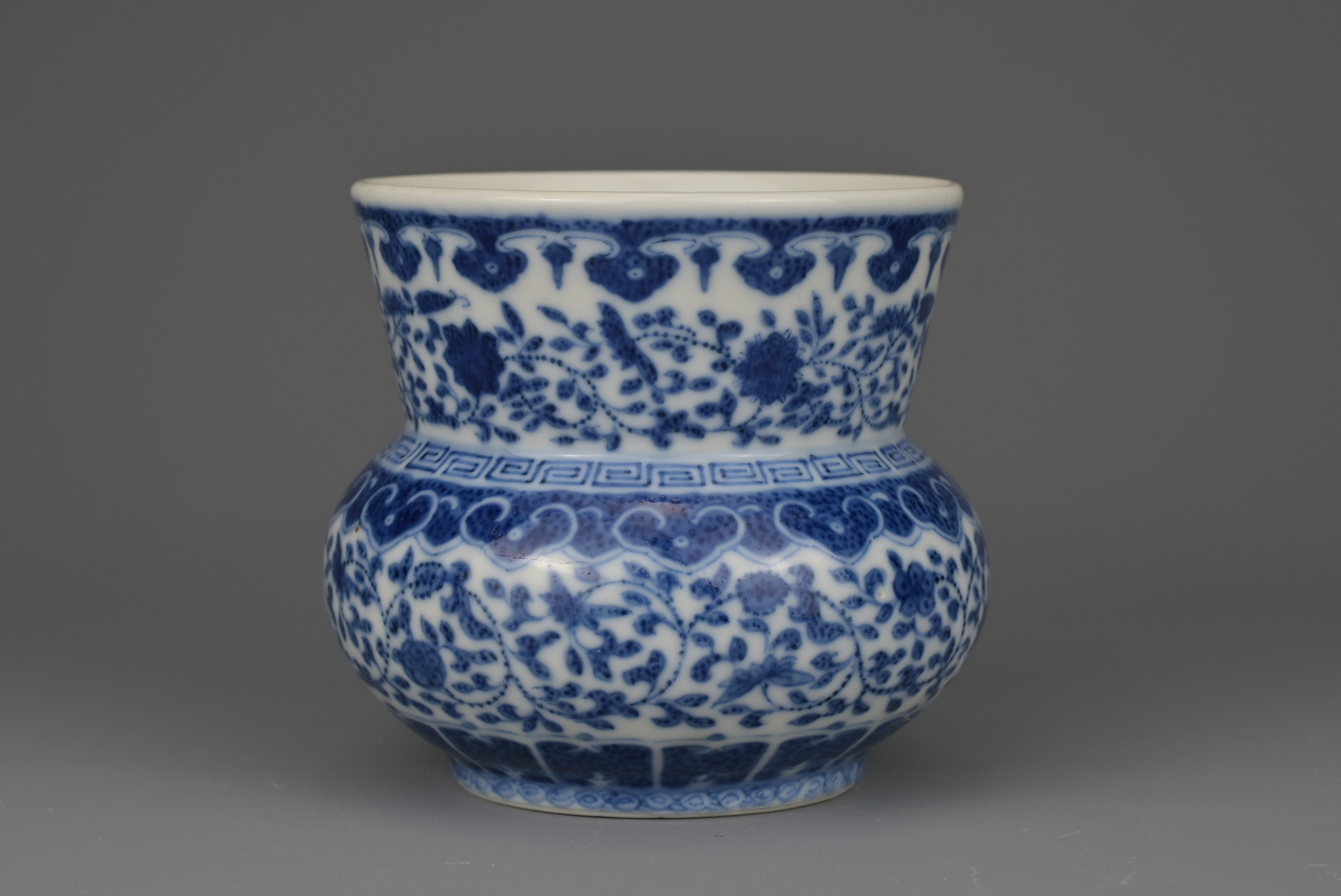 CHINESE BLUE AND WHITE PORCELAIN SPITTOON ‘ZHADOU’, TONGZHI PERIOD OR EARLIER, 19th CENTURY - Image 3 of 8