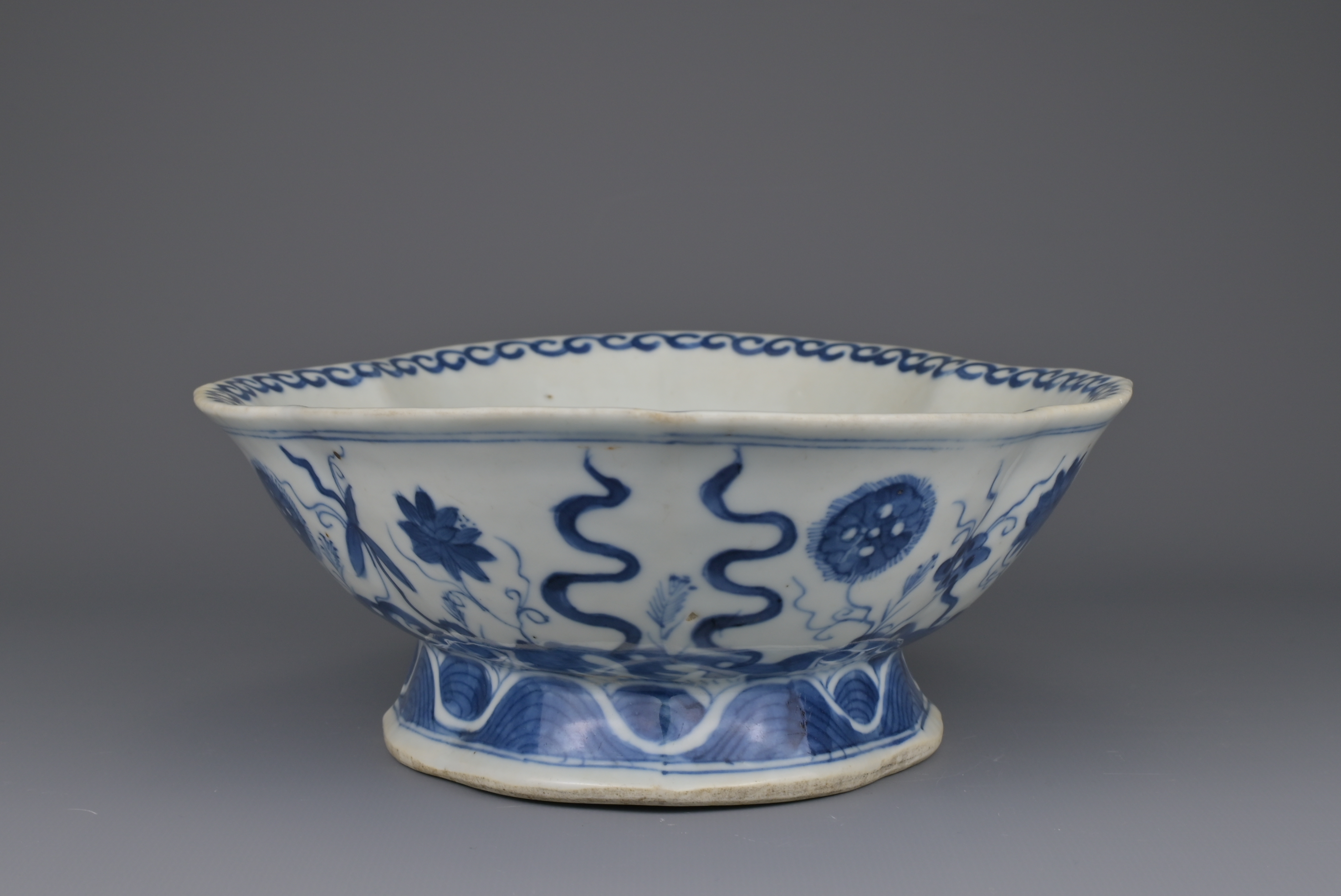 CHINESE BLUE AND WHITE LOBED PORCELAIN BOWL, TONGZHI MARK AND PERIOD, 19th CENTURY - Image 5 of 10