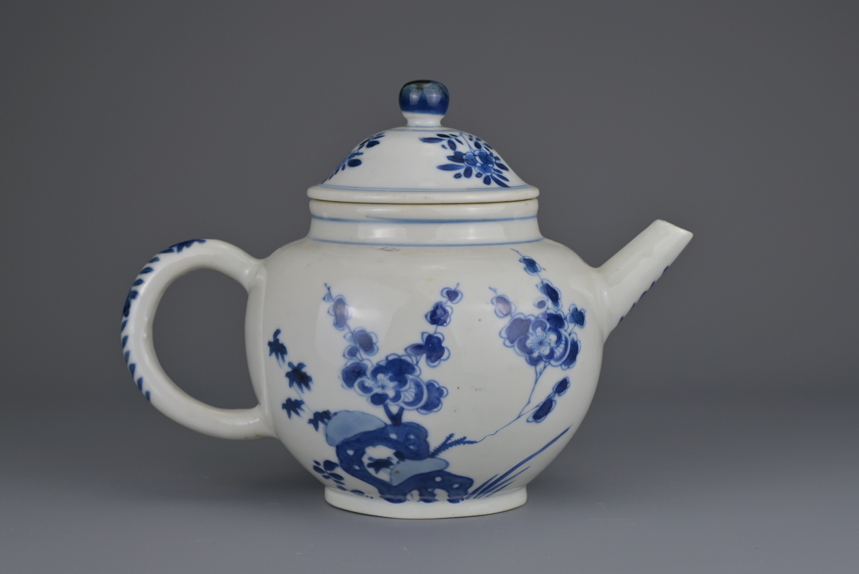 CHINESE BLUE AND WHITE PORCELAIN TEAPOT, YONGZHENG PERIOD, 18th CENTURY - Image 4 of 8