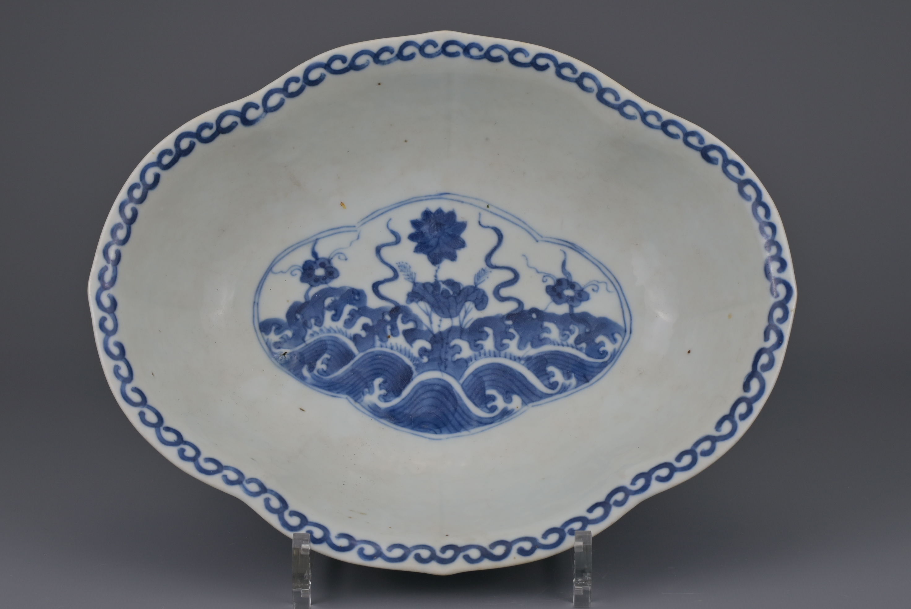 CHINESE BLUE AND WHITE LOBED PORCELAIN BOWL, TONGZHI MARK AND PERIOD, 19th CENTURY - Image 8 of 10