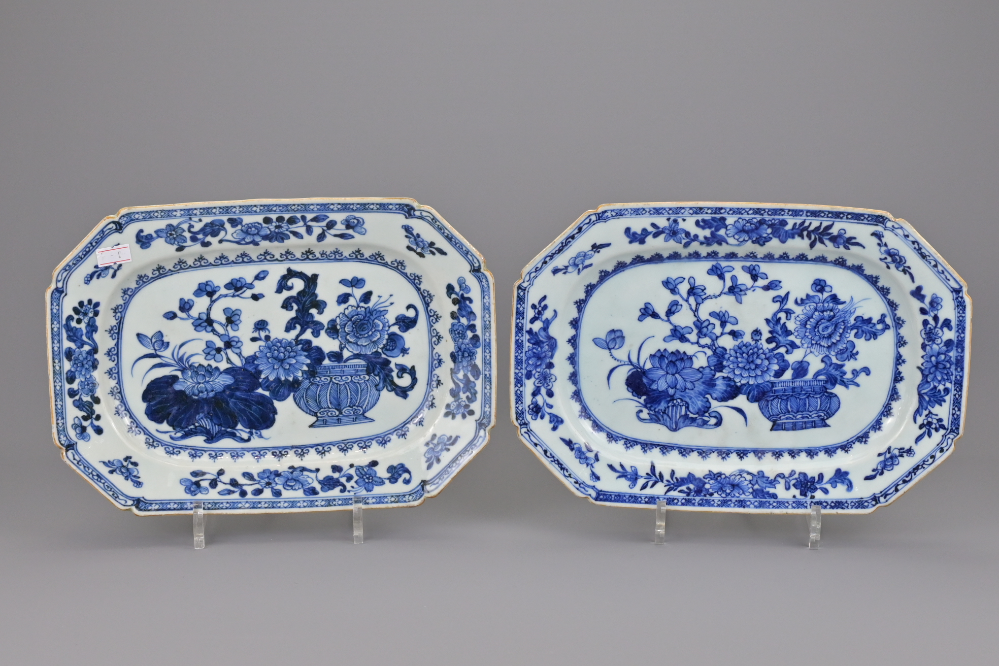 A PAIR OF CHINESE BLUE AND WHITE PORCELAIN PLATTERS