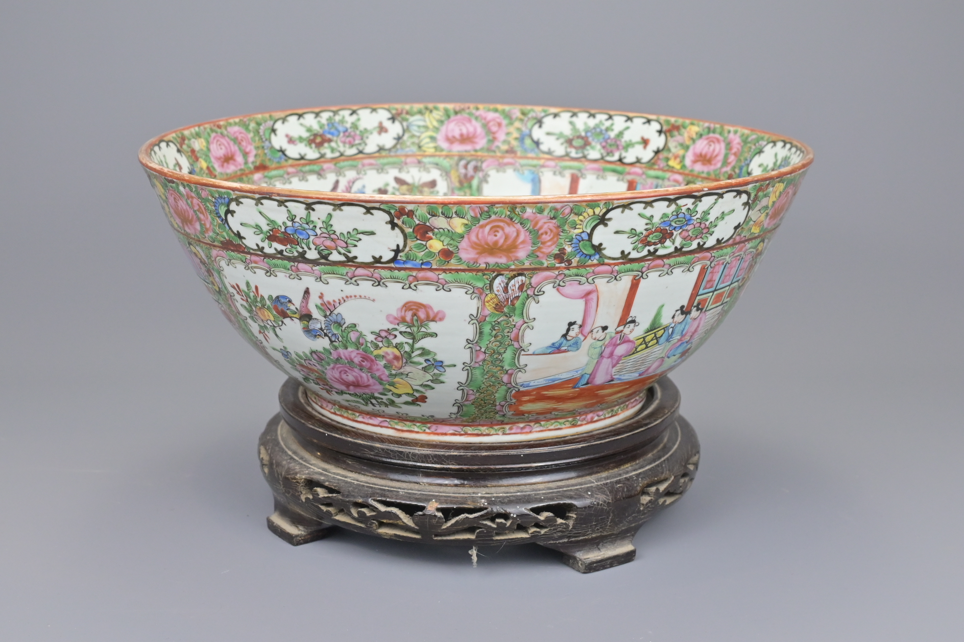 A 19TH CENTURY CHINESE CANTONESE PUNCH BOWL - Image 3 of 5