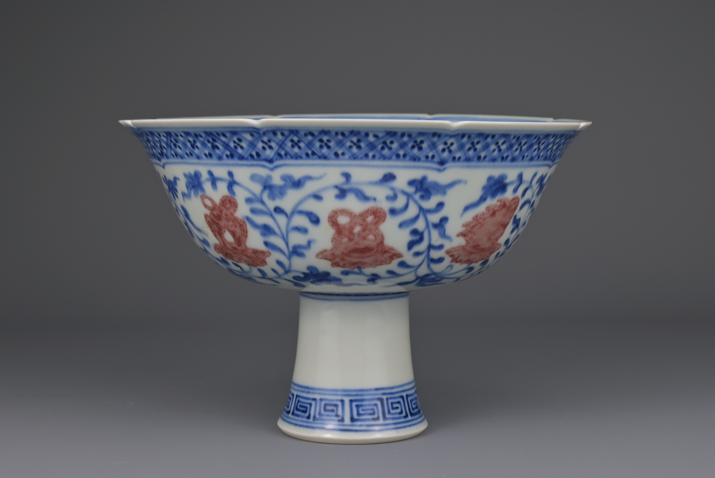 CHINESE UNDERGLAZE BLUE AND RED ‘BAJIXIANG’ PORCELAIN LOBED STEM CUP, QIANLONG MARK - Image 4 of 7