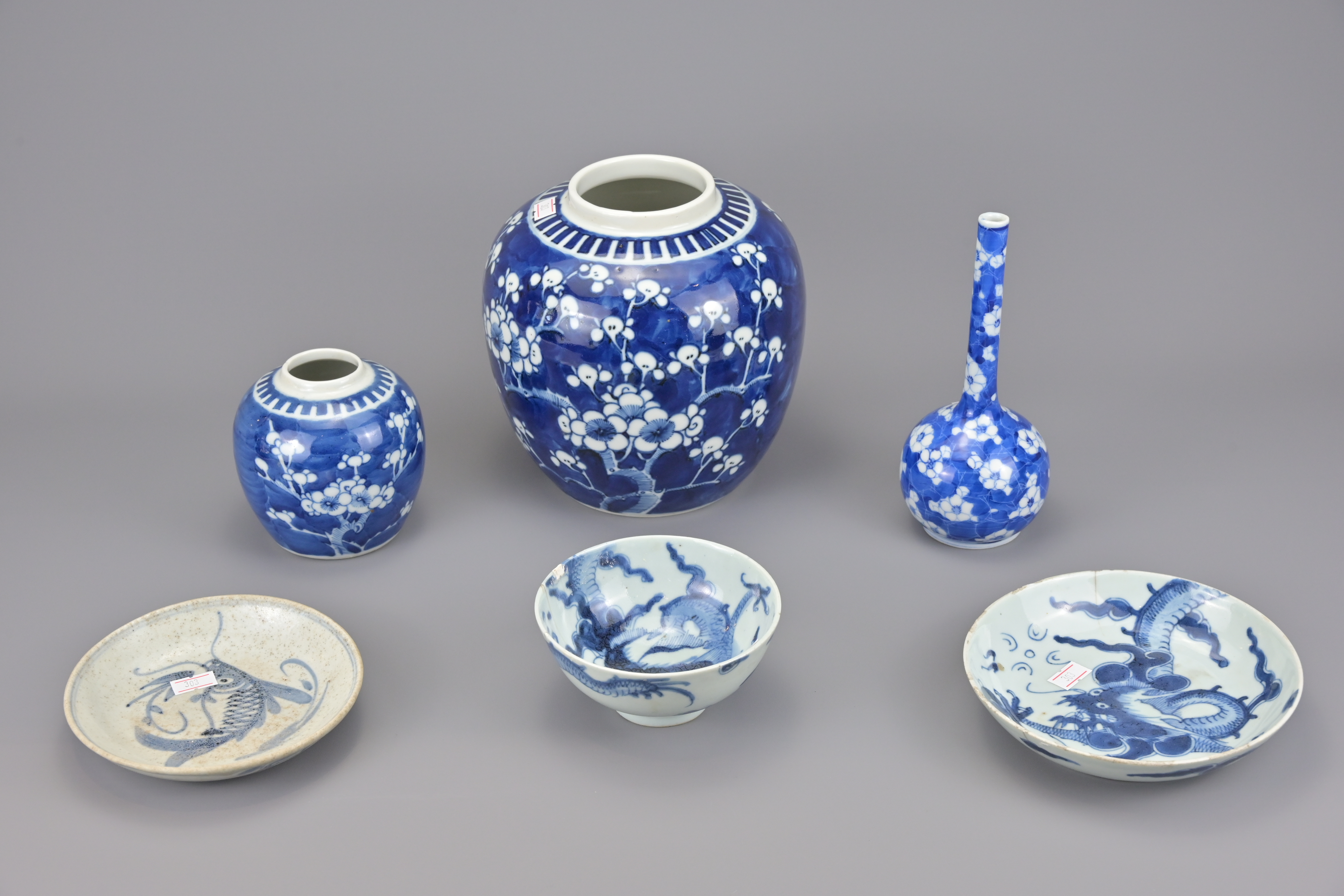 A COLLECTION OF CHINESE BLUE AND WHITE PORCELAIN