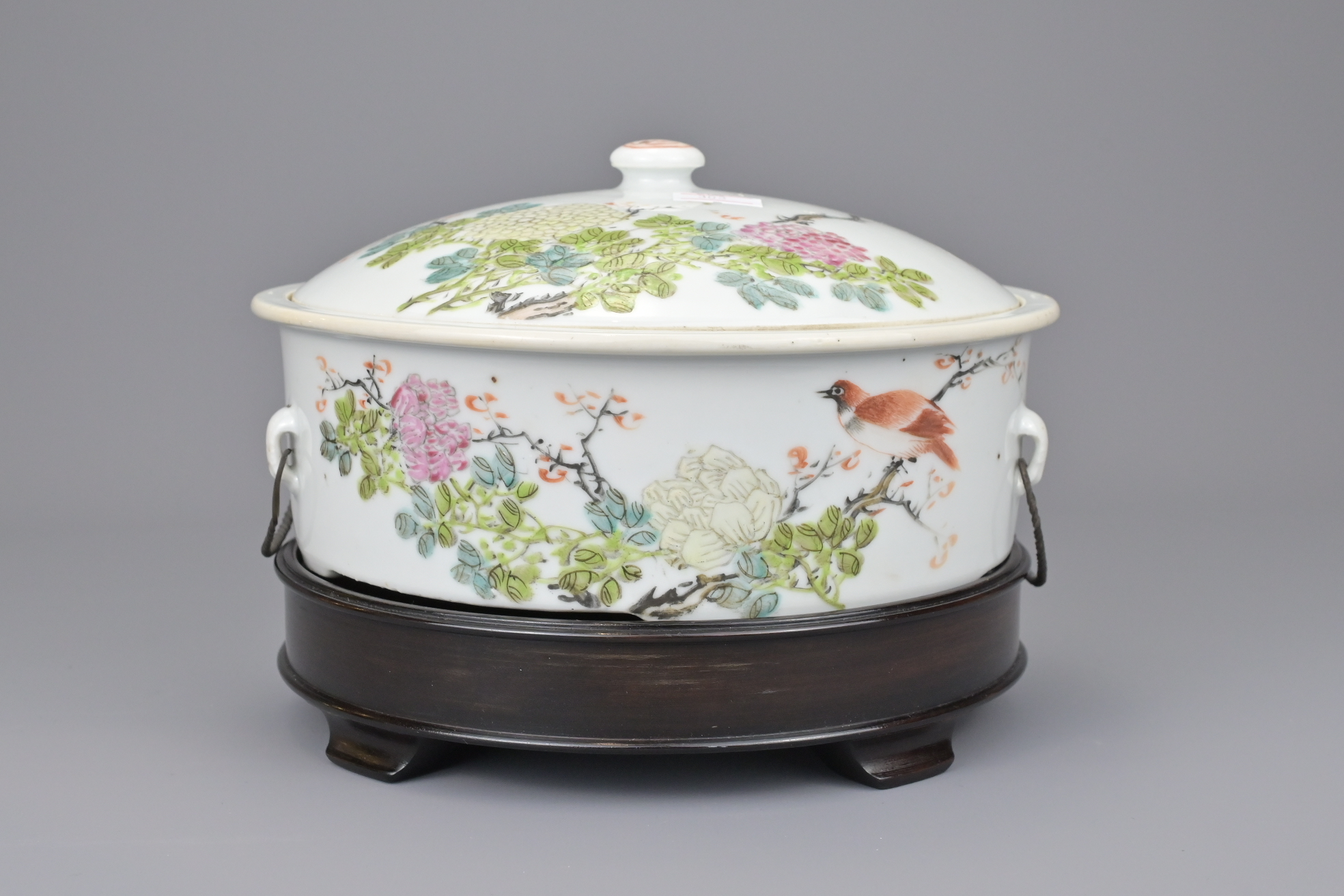 A CHINESE FAMILLE ROSE SOUP TUREEN - Image 2 of 5
