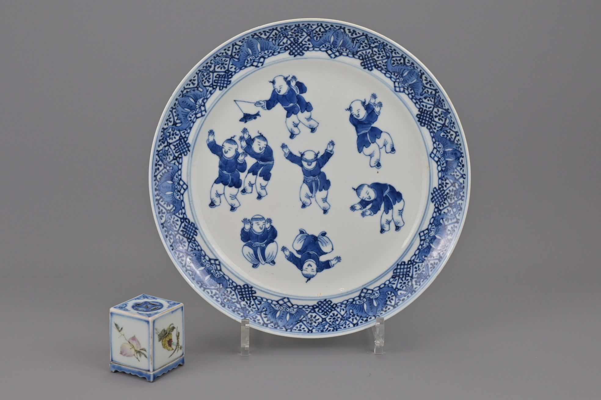 A 19TH CENTURY CHINESE BLUE AND WHITE PLATE