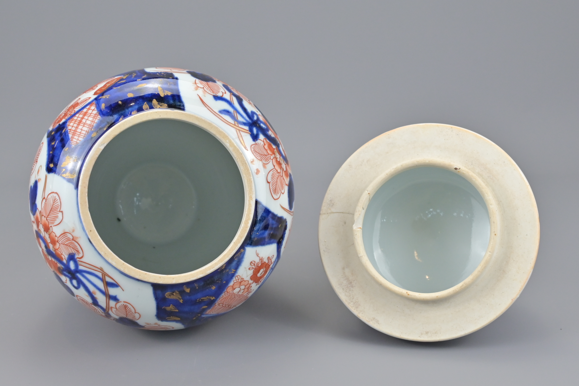 A JAPANESE IMARI JAR AND COVER - Image 4 of 5