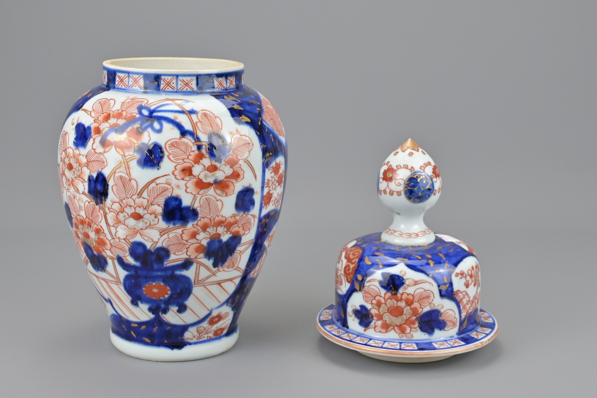 A JAPANESE IMARI JAR AND COVER - Image 3 of 5