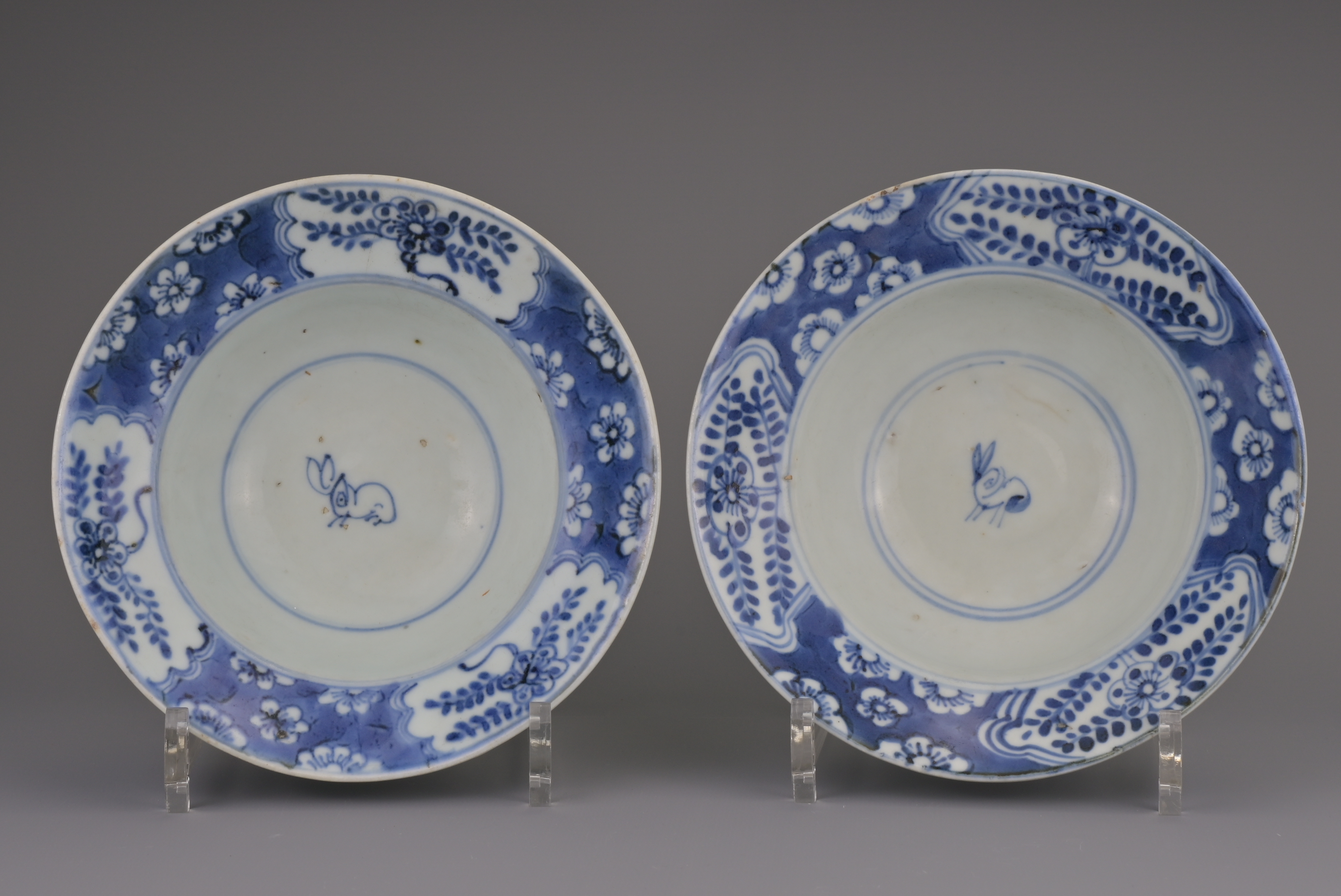 A PAIR OF CHINESE BLUE AND WHITE PORCELAIN KLAPMUTS BOWLS, LATE MING/EARLY QING DYNASTY, 17TH CENTUR - Image 5 of 8